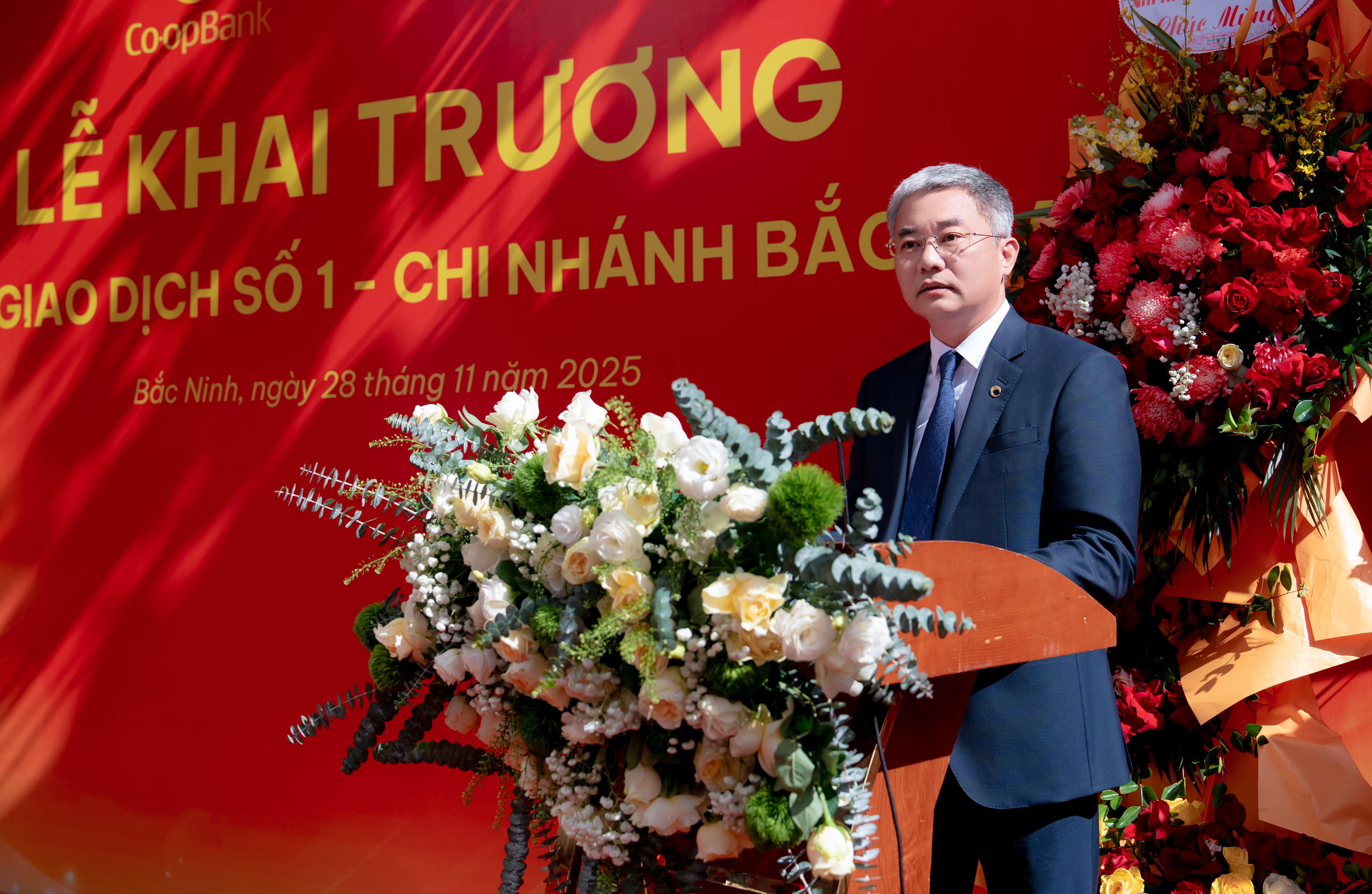 Ông Nguyễn Quốc Cường - Chủ tịch HĐQT Co-opBank chúc mừng Co-opBank Chi nhánh Bắc Giang nhân dịp khai trương Phòng giao dịch số 1