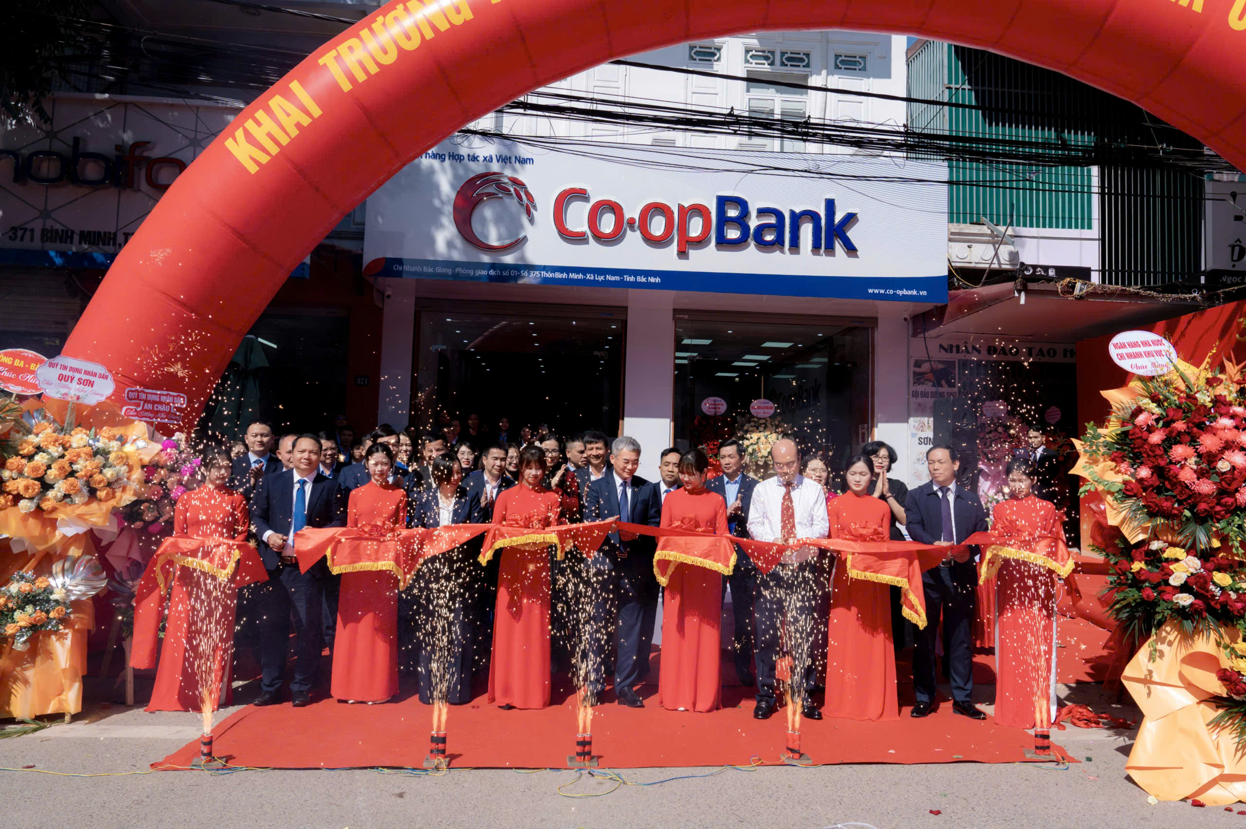Ông Tạ Thành Long - Giám đốc NHNN khu vực 12 và ông Nguyễn Quốc Cường - Chủ tịch HĐQT Co-opBank, bà Phạm Thị Hồng Minh - Thành viên Hội đồng quản trị, Tổng Giám đốc Co-opBank cùng các đại biểu cắt băng khánh thành PGD số 1 – Co-opBank chi nhánh Bắc Giang
