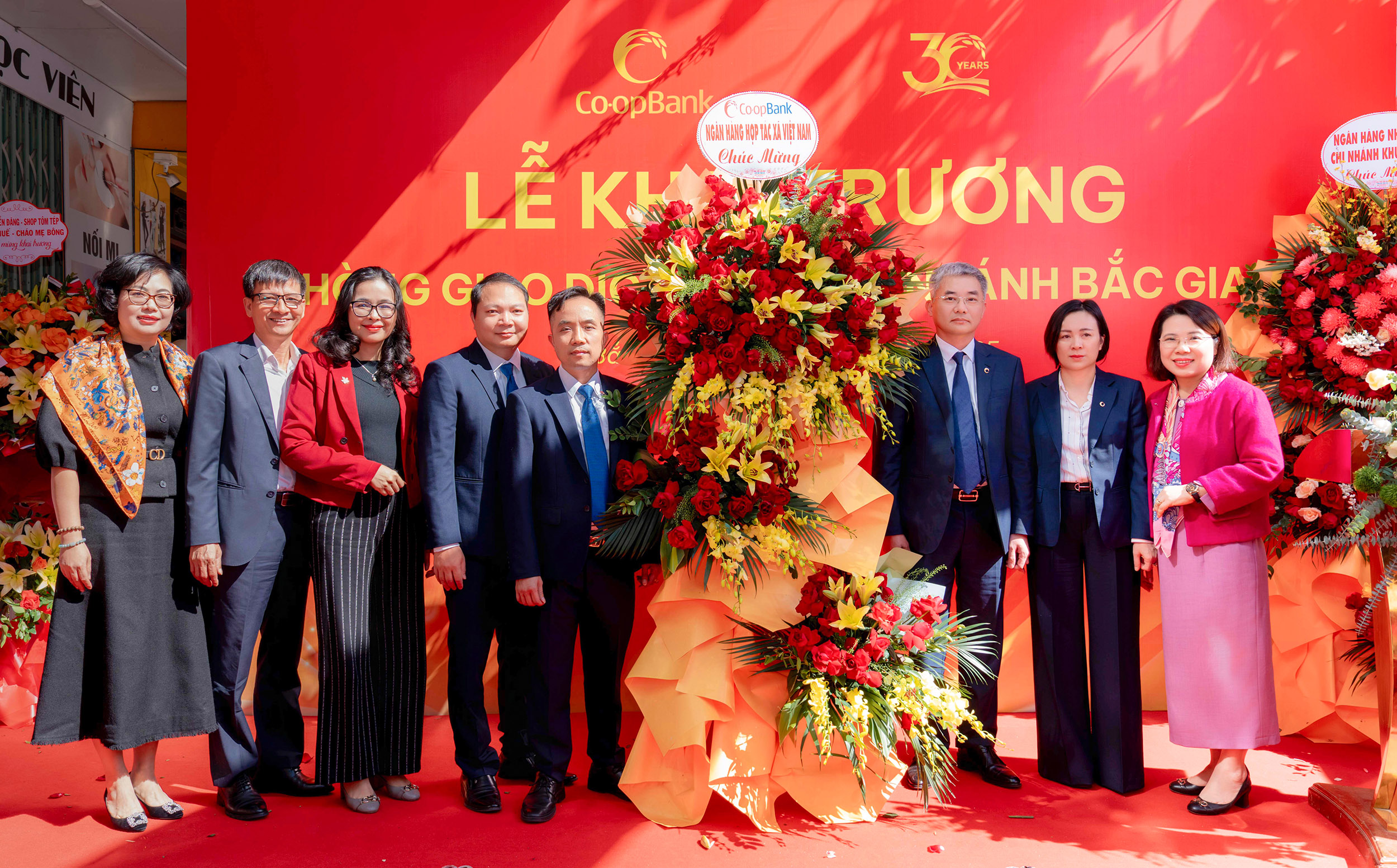Ban Lãnh đạo Co-opBank tặng hoa chúc mừng  Lễ Khai trương PGD số 1 – Co-opBank chi nhánh Bắc Giang