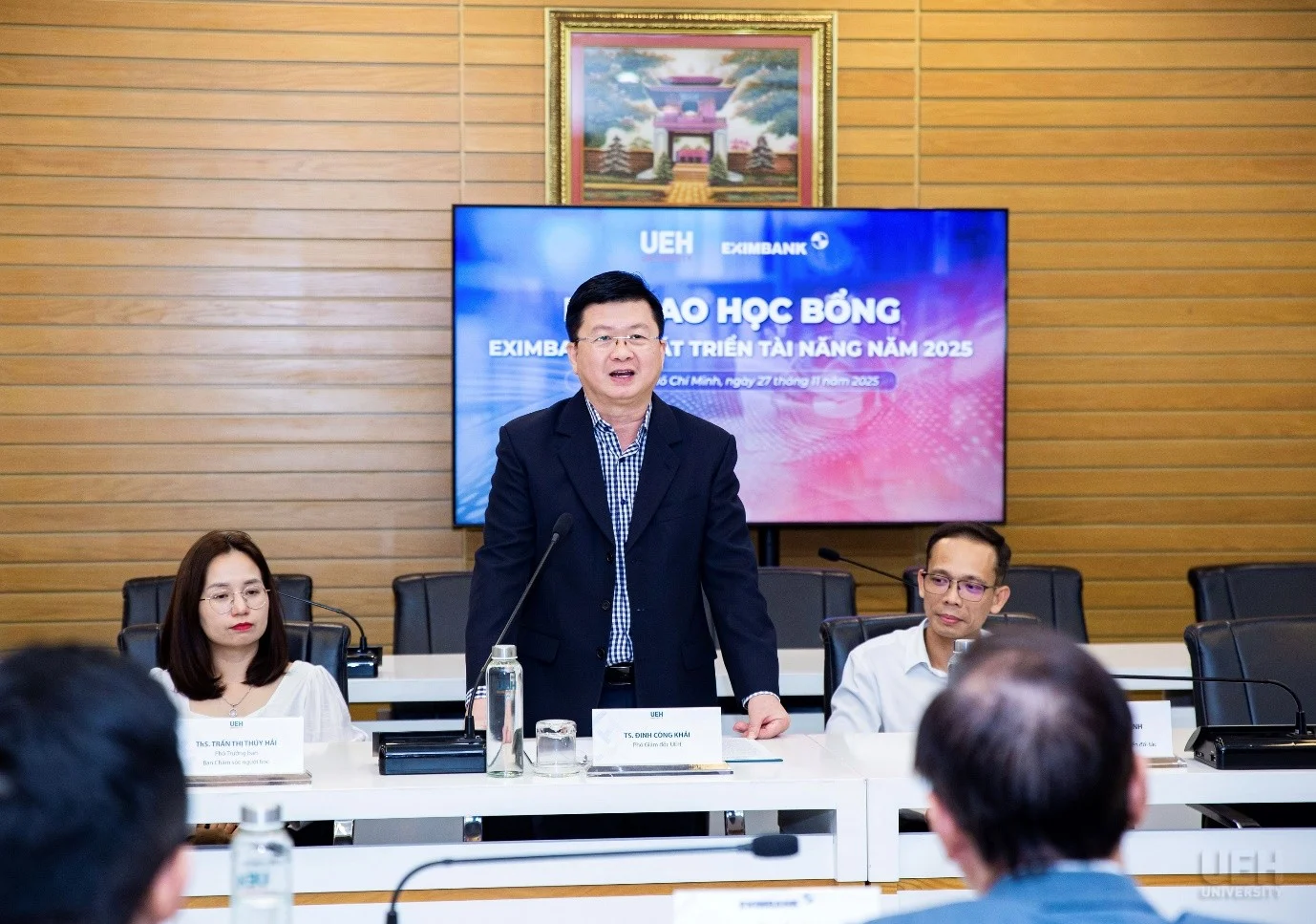 Tiến sĩ Đinh Công Khải – Phó Giám đốc UEH phát biểu tại lễ trao học bổng, ghi nhận sự đồng hành của Eximbank trong hỗ trợ sinh viên.