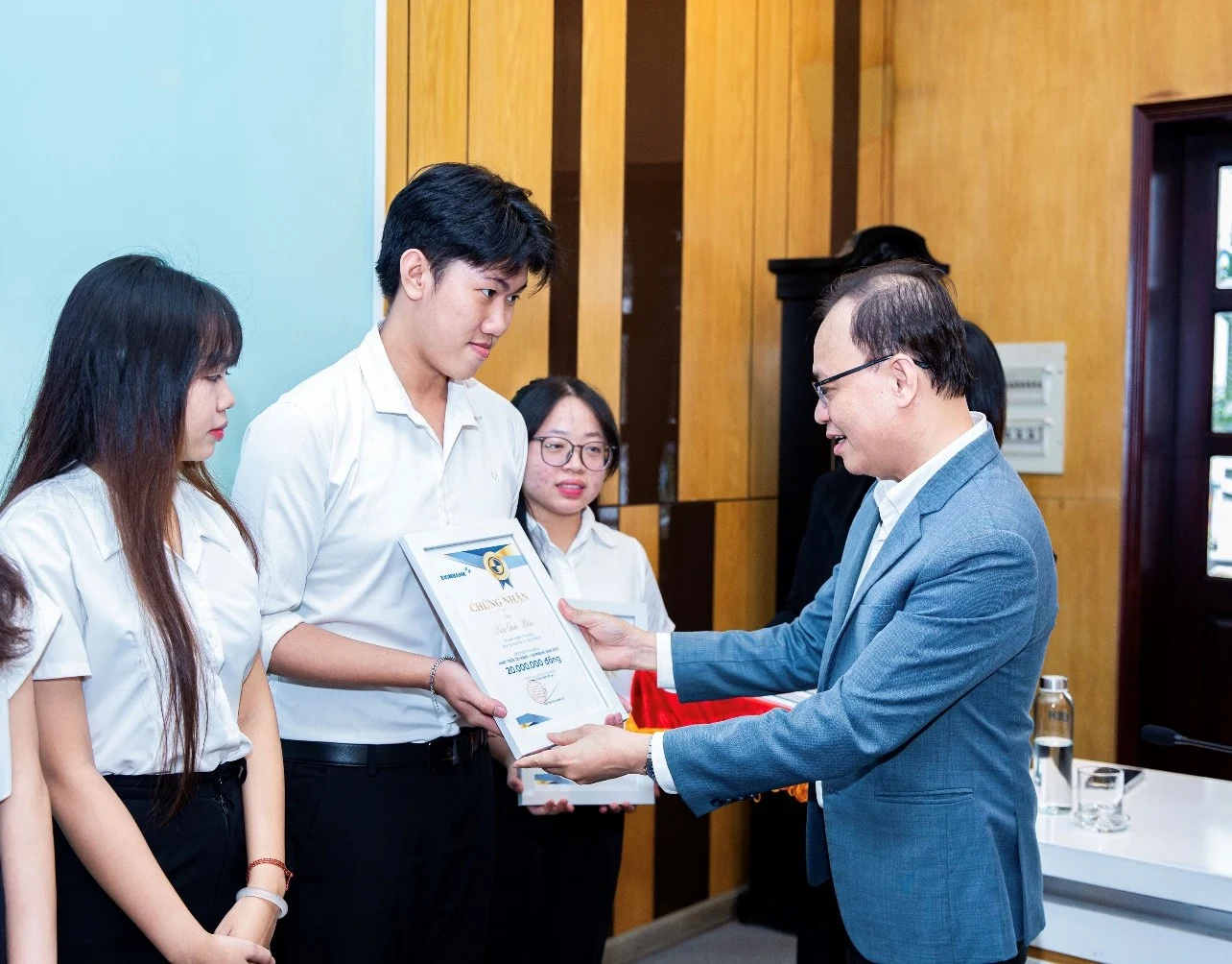 Ông Nguyễn Hồ Hoàng Vũ – Phó Tổng Giám đốc Eximbank trao học bổng cho sinh viên UEH trong chương trình “Eximbank – Phát triển tài năng năm 2025”.