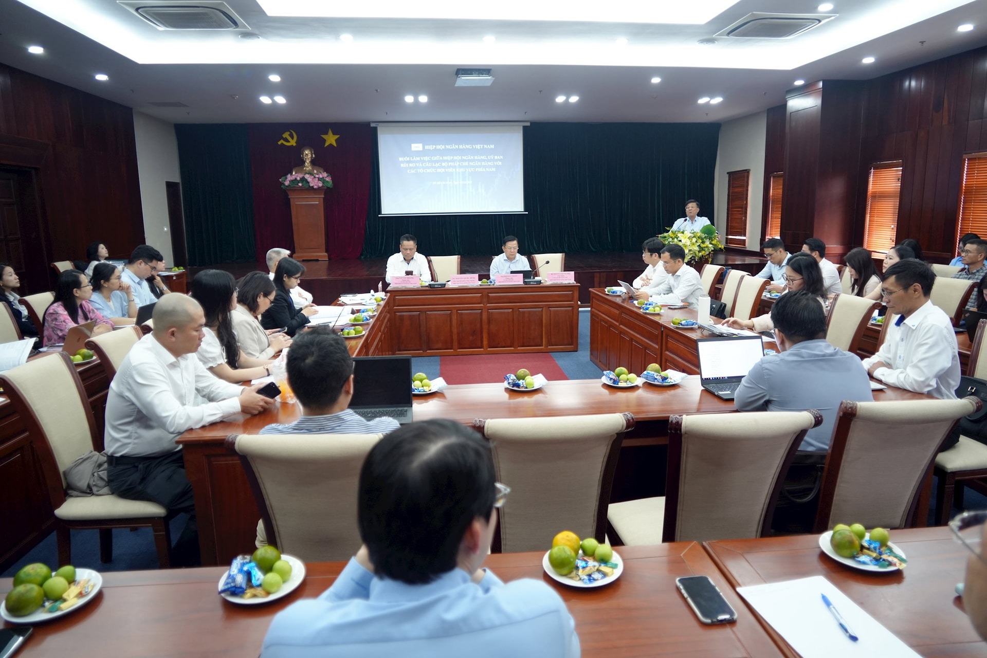 Quang cảnh cuộc họp