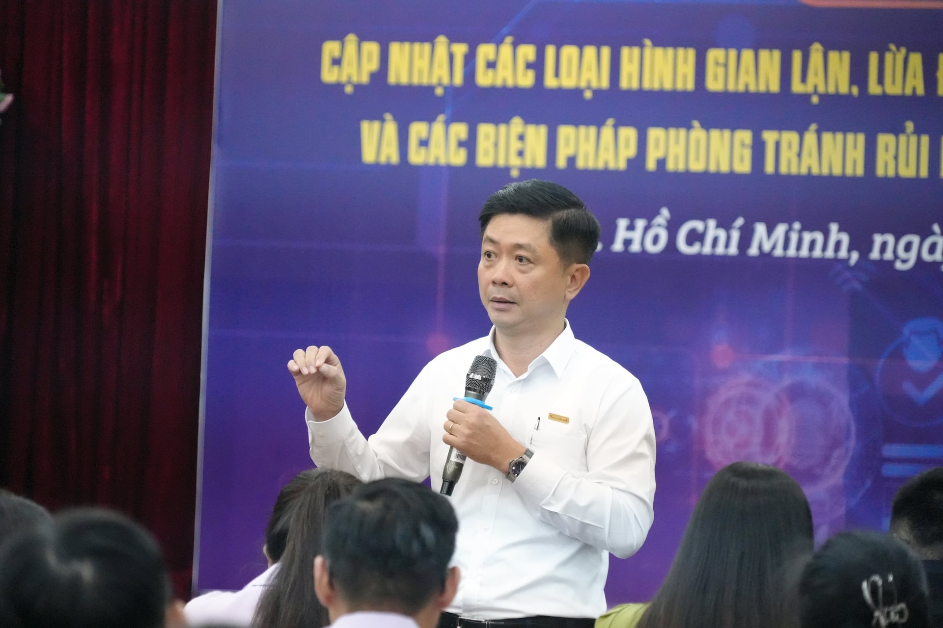 Ông Nguyễn Minh Tâm, Phó Chủ tịch Chi Hội thẻ, Hiệp hội Ngân hàng Việt Nam giải đáp những thắc mắc của các tổ chức hội viên liên quan đến việc triển khai Sổ tay