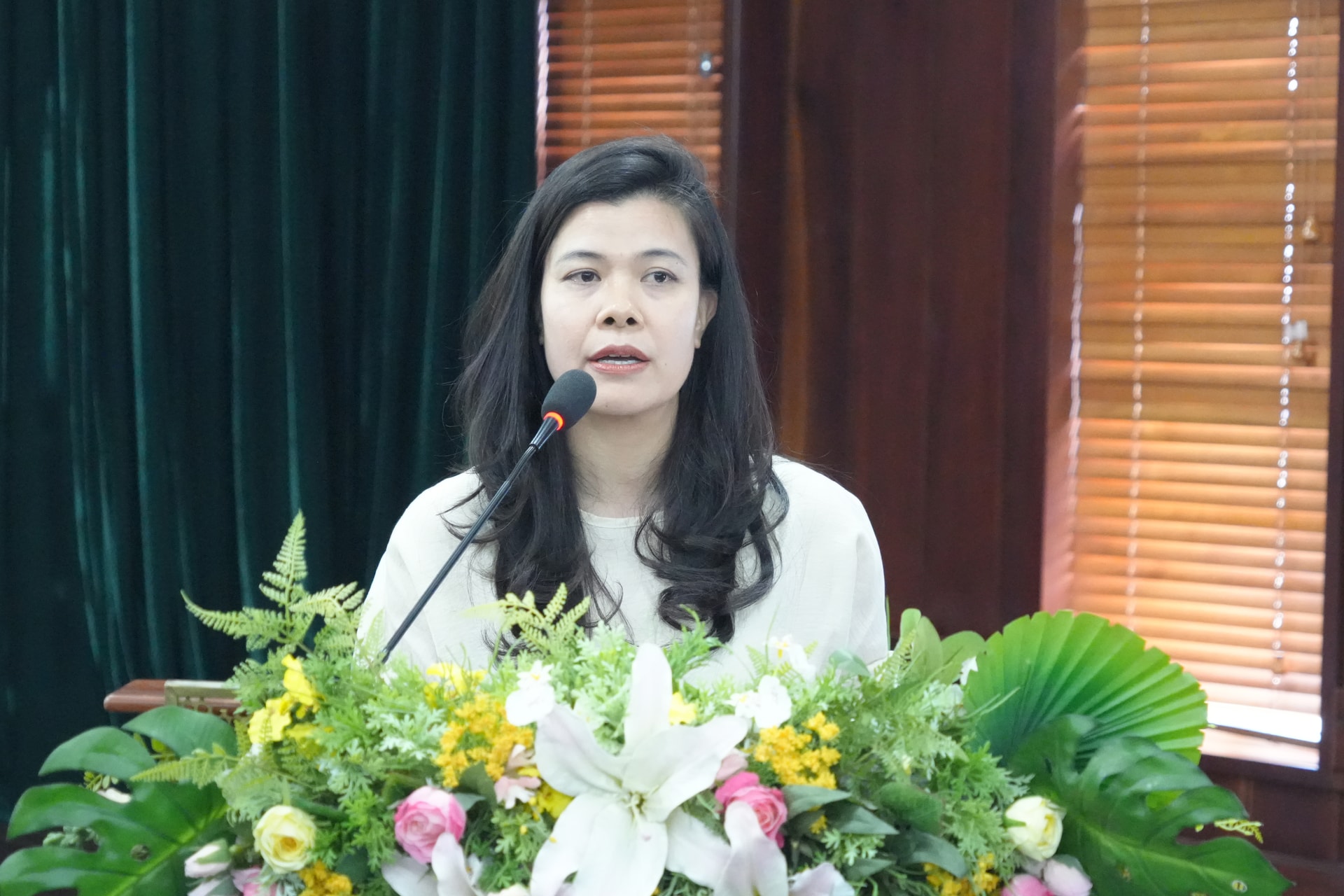 Bà Lê Thị Hồng Nhung, Phó Trưởng phòng Trung tâm giám sát và vận hành dịch vụ, Công ty CP Thanh toán quốc gia Việt Nam (NAPAS) - đơn vị soạn thảo chính Sổ tay, chia sẻ về những điểm nhấn của Sổ tay tại hội thảo