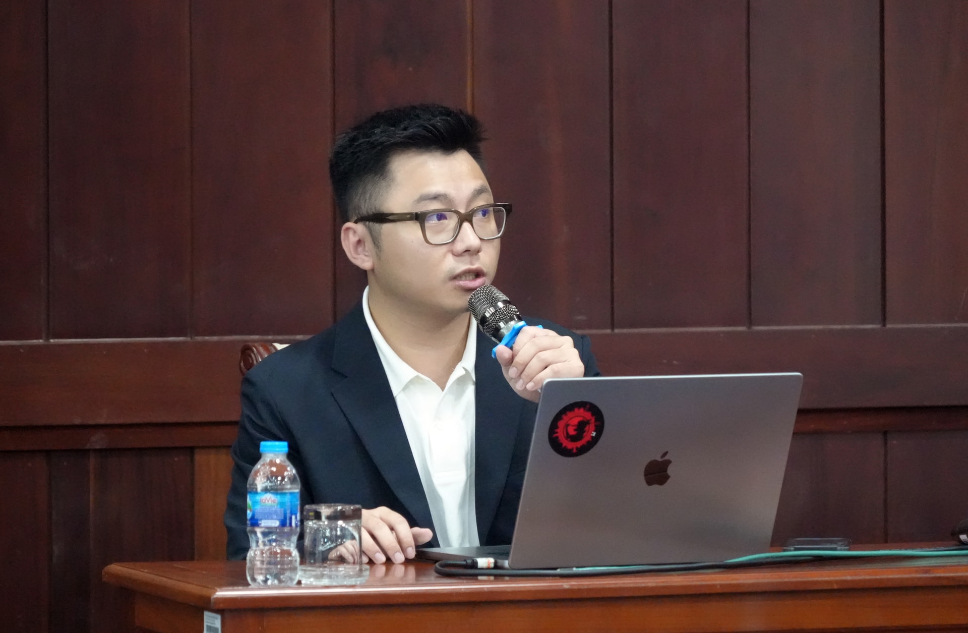 Ông Nguyễn Mạnh Luật, Chuyên gia an ninh mạng, CEO Cyberjutsu, thành viên Chongluadao chia sẻ thông tin tại hội thảo