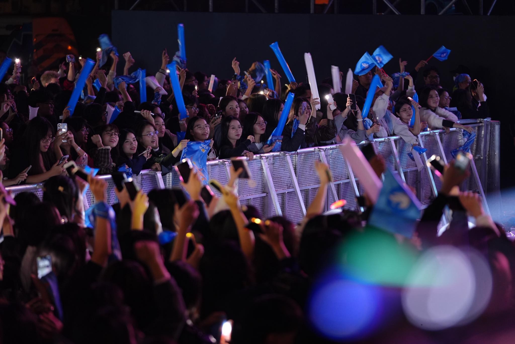 Hàng nghìn sinh viên cùng hòa giọng, cùng giơ đèn flash, tạo nên khoảnh khắc kết nối đầy năng lượng – biến S-FINFEST không chỉ là một sự kiện học thuật mà còn là một kỷ niệm đáng nhớ của đời sinh viên.