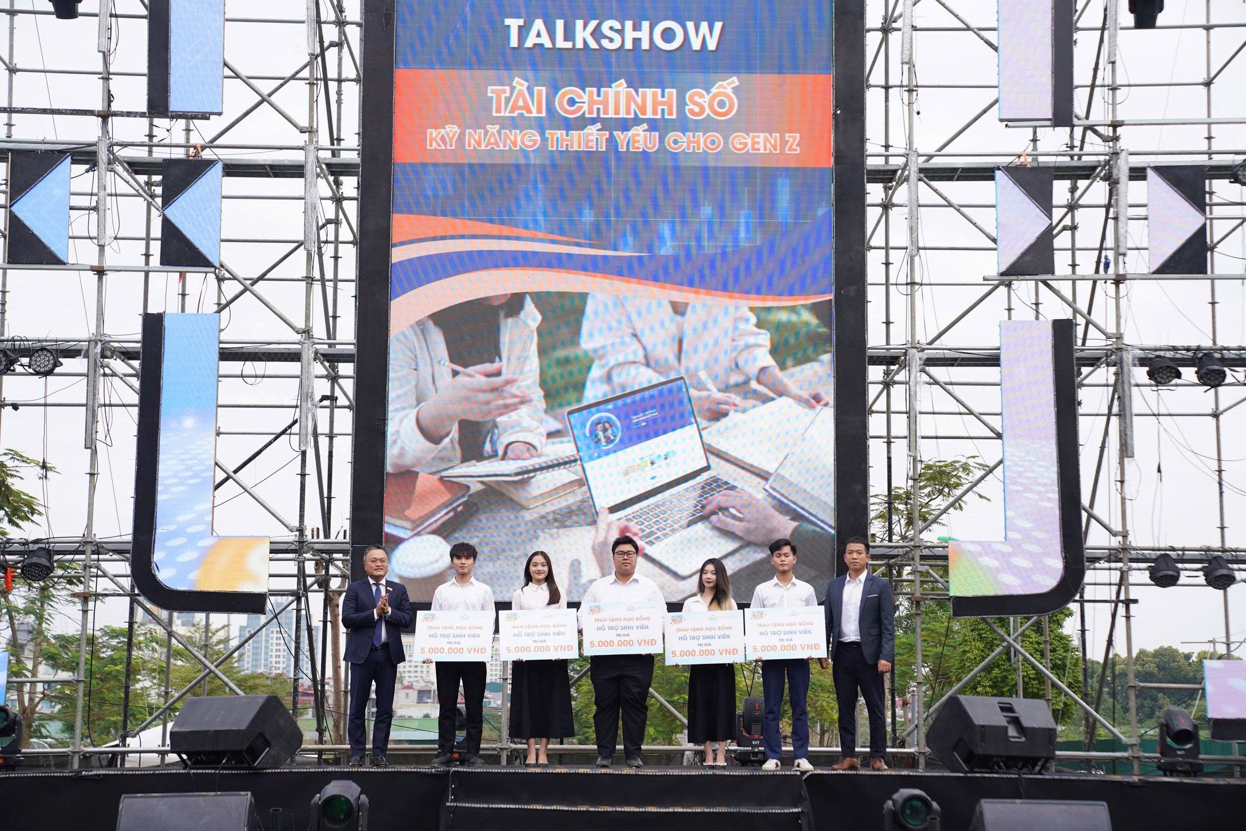 Dịp này, Sacombank và các đối tác cũng trao 39 suất học bổng trị giá 93 triệu đồng cho sinh viên có thành tích nổi bật, thể hiện sự đồng hành bền bỉ dành cho thế hệ trẻ.