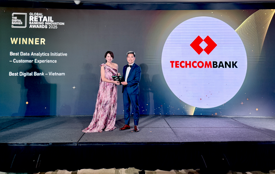 Đại diện Techombank nhận giải “Sáng kiến phân tích dữ liệu tốt nhất”.