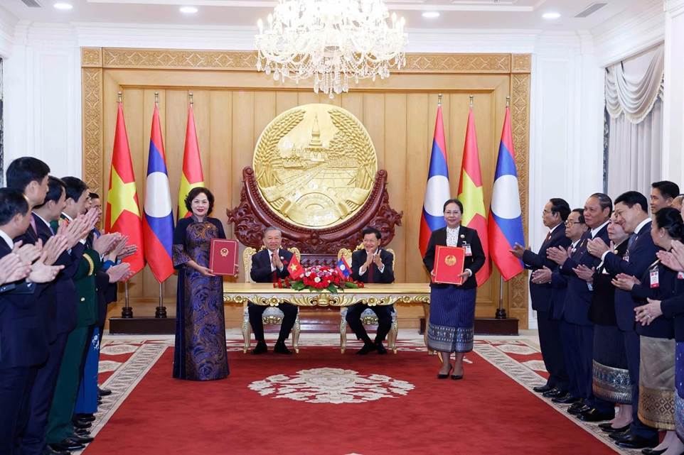 Thống đốc Nguyễn Thị Hồng và Thống đốc Bounkham Vorachit trao Bản ghi nhớ về Hợp tác các hoạt động ngân hàng trọng tâm giai đoạn 2026-2030 được giữa Ngân hàng Nhà nước Việt Nam và Ngân hàng Cộng hòa Dân chủ Nhân dân Lào