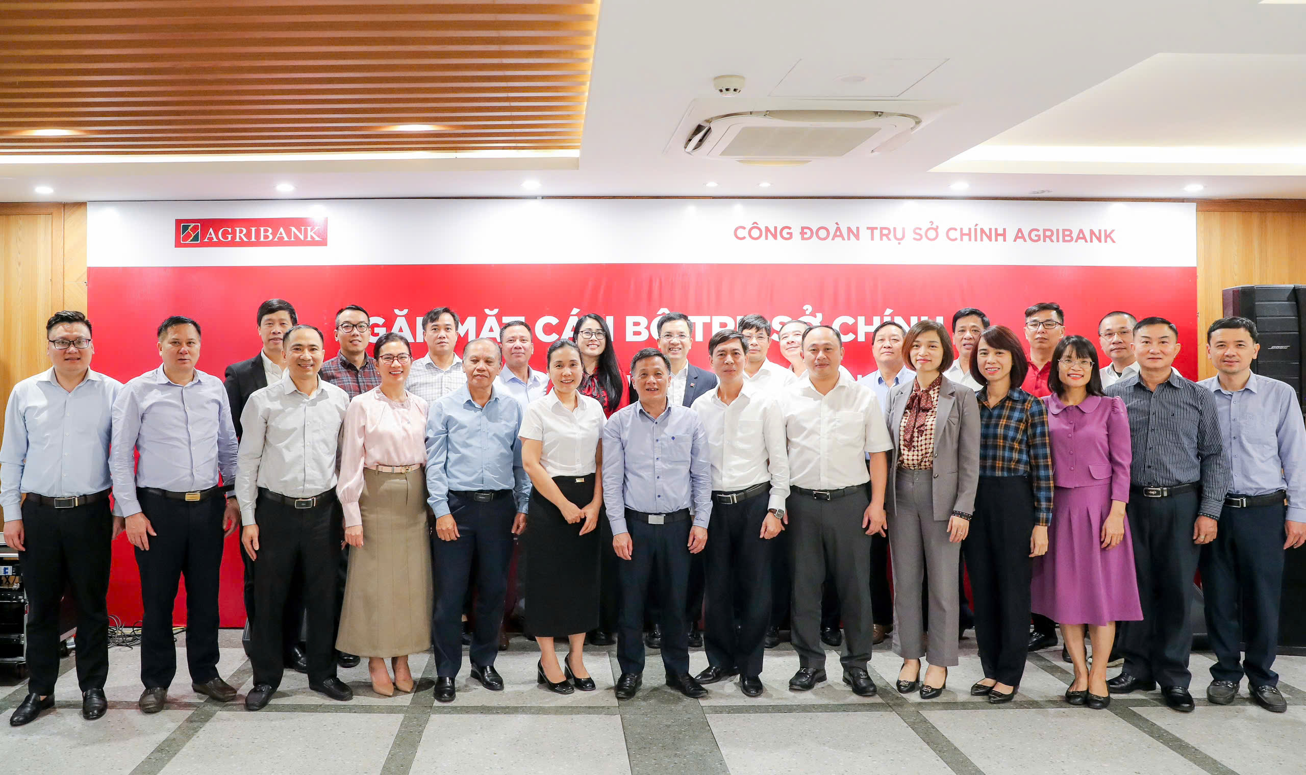 Các đại biểu tham dự chụp ảnh lưu niệm