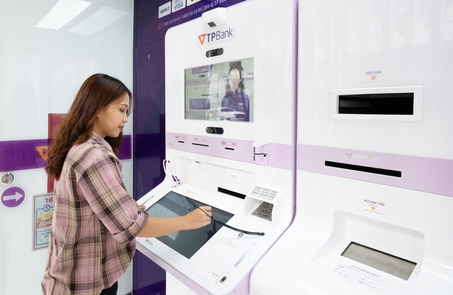 Khách hàng thực hiện giao dịch trên ngân hàng số của Ngân hàng Thương mại cổ phần Tiên Phong. Ảnh: TPBank