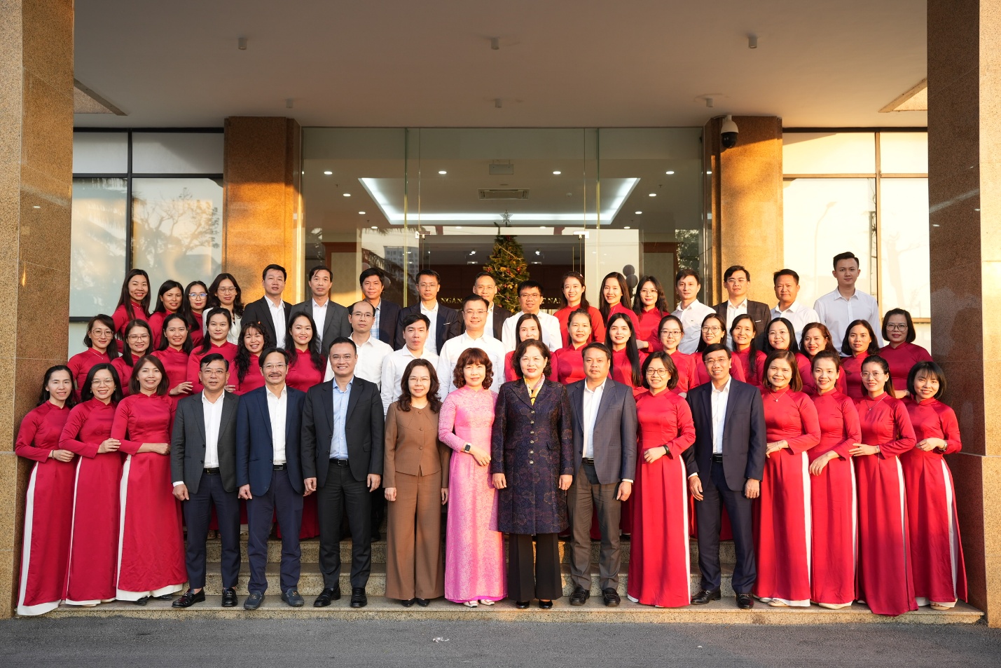 Thống đốc Nguyễn Thị Hồng và đoàn công tác chụp ảnh lưu niệm cùng lãnh đạo, công chức NHNN Khu vực 8