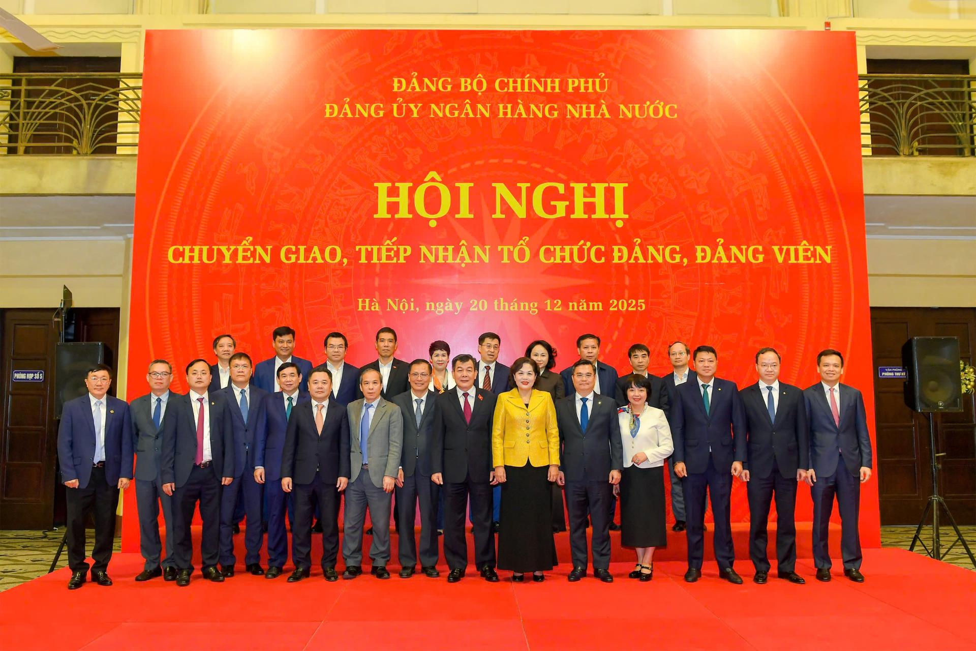 Các đại biểu tham dự Hội nghị chuyển giao, tiếp nhận tổ chức Đảng, đảng viên từ Đảng bộ Chính phủ về trực thuộc Đảng bộ NHNN