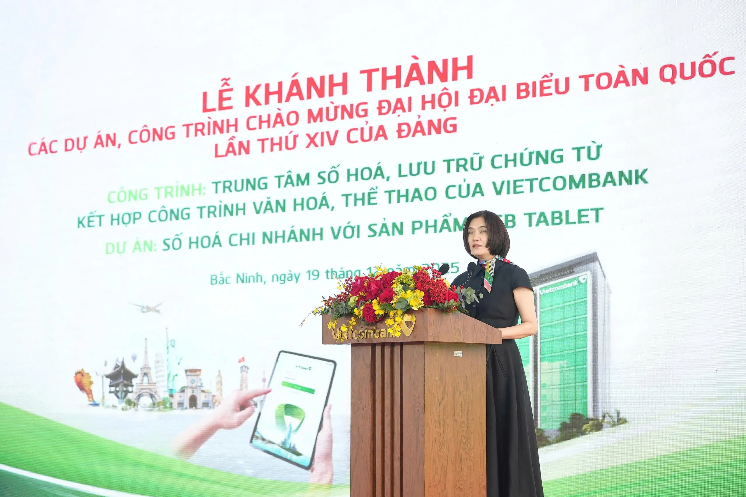 Đồng chí Phùng Nguyễn Hải Yến - Ủy viên BTV Đảng ủy, Phó Tổng Giám đốc Vietcombank báo cáo về các công trình, dự án của Vietcombank tham dự chào mừng Đại hội Đại biểu toàn quốc lần thứ XIV của Đảng