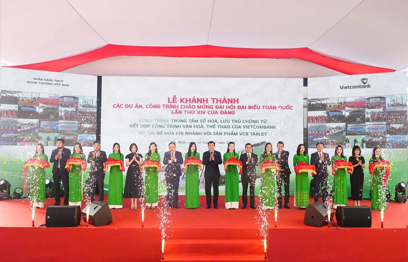 Ban lãnh đạo Vietcombank cùng các đại biểu thực hiện nghi thức cắt băng khánh thành Trung tâm số hóa, lưu trữ chứng từ kết hợp công trình văn hóa - thể thao của Vietcombank tại Bắc Ninh