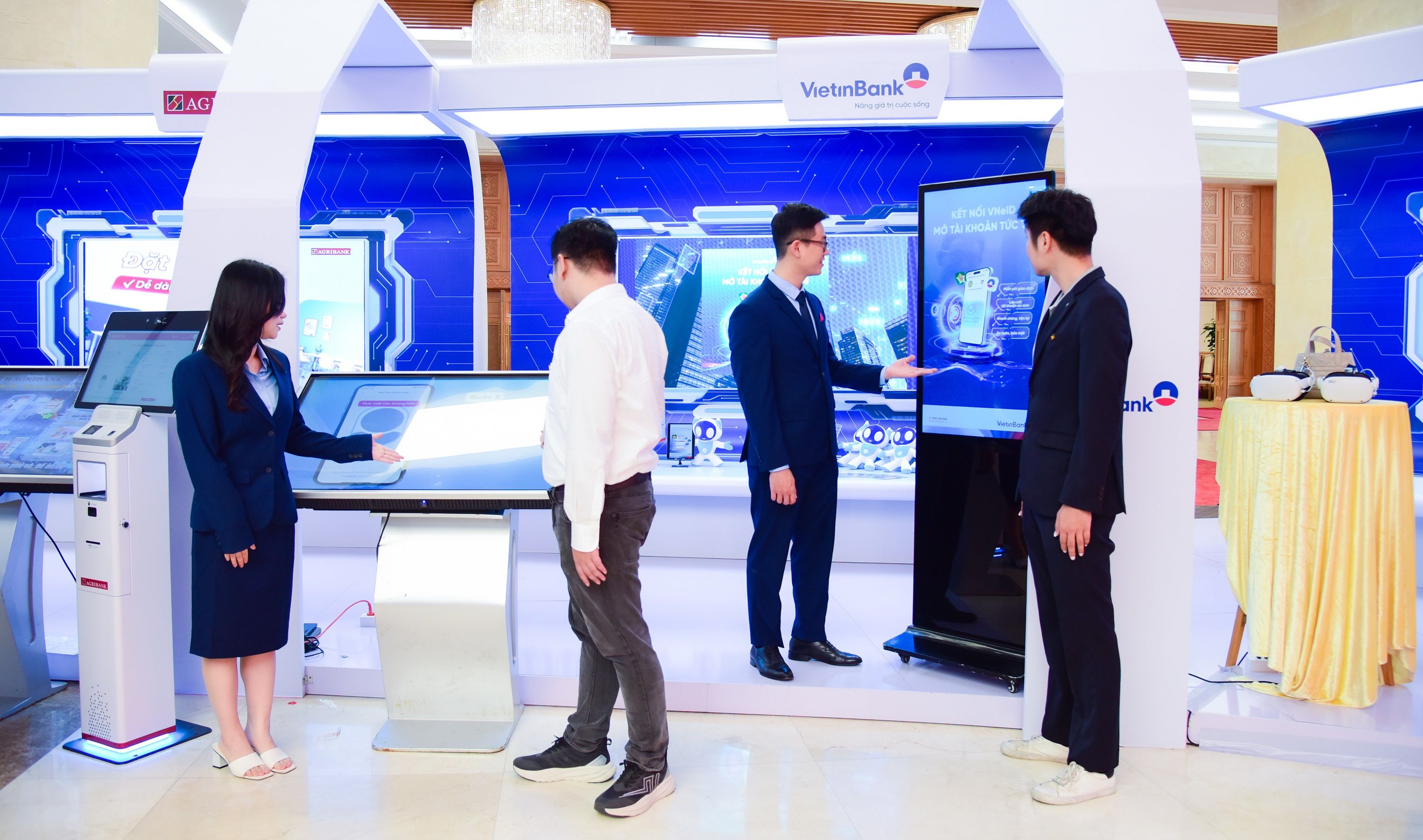 Cán bộ VietinBank giới thiệu các công nghệ hiện đại tới đại biểu tại triển lãm