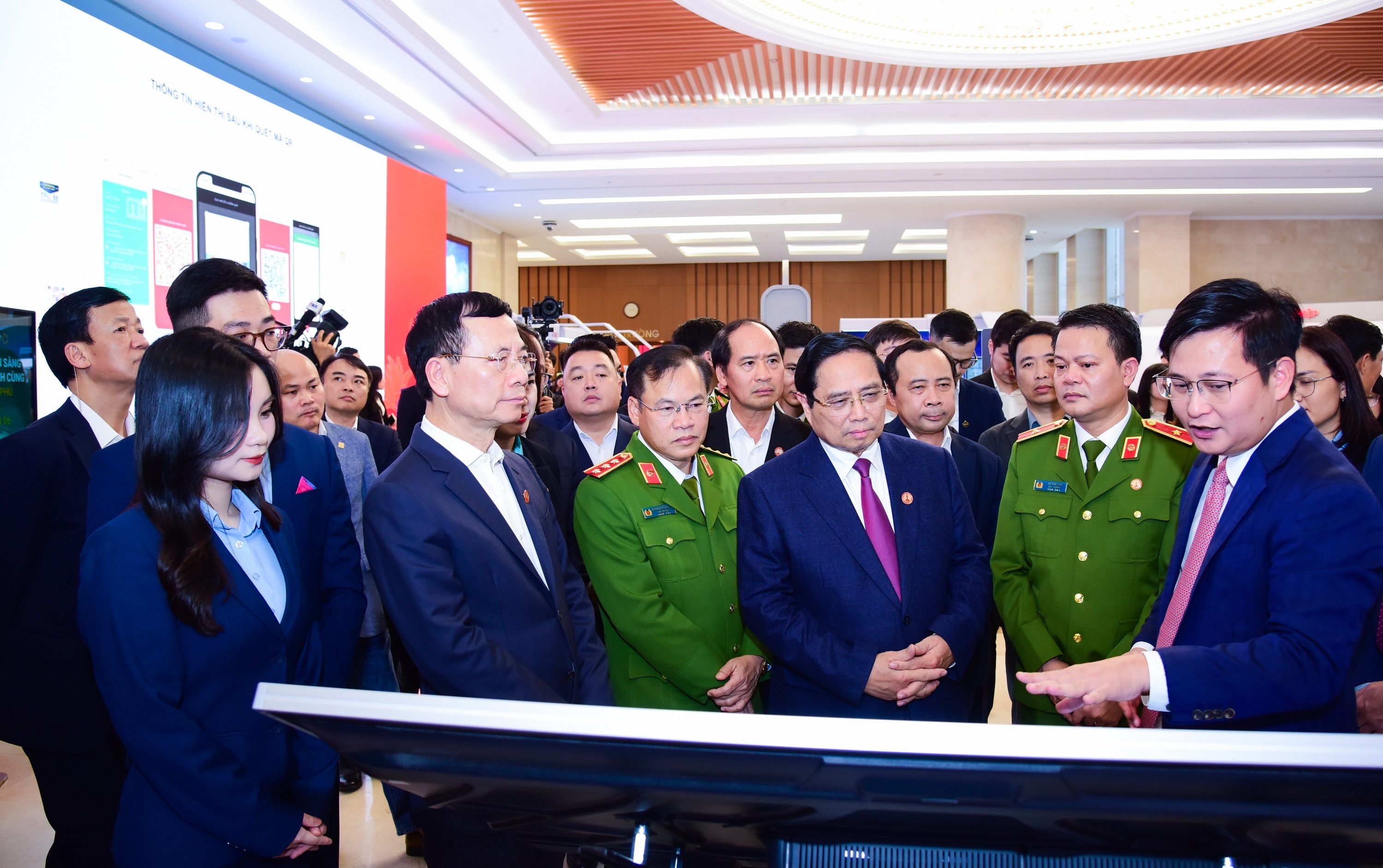 Phó Tổng Giám đốc VietinBank Trần Công Quỳnh Lân (ngoài cùng bên phải) giới thiệu với Thủ tướng Chính phủ Phạm Minh Chính những giải pháp công nghệ của VietinBank