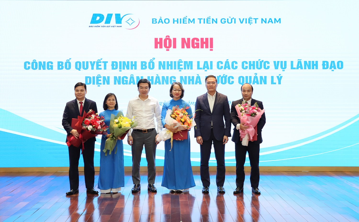 Chủ tịch HĐQT Phạm Bảo Lâm và Tổng Giám đốc Đặng Duy Cường tặng hoa chúc mừng các nhân sự cấp cao được bổ nhiệm lại