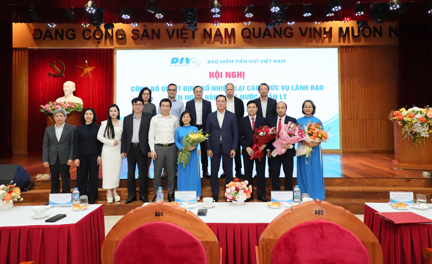 Ban lãnh đạo BHTGVN chụp ảnh lưu niệm cùng các nhân sự cấp cao được bổ nhiệm lại