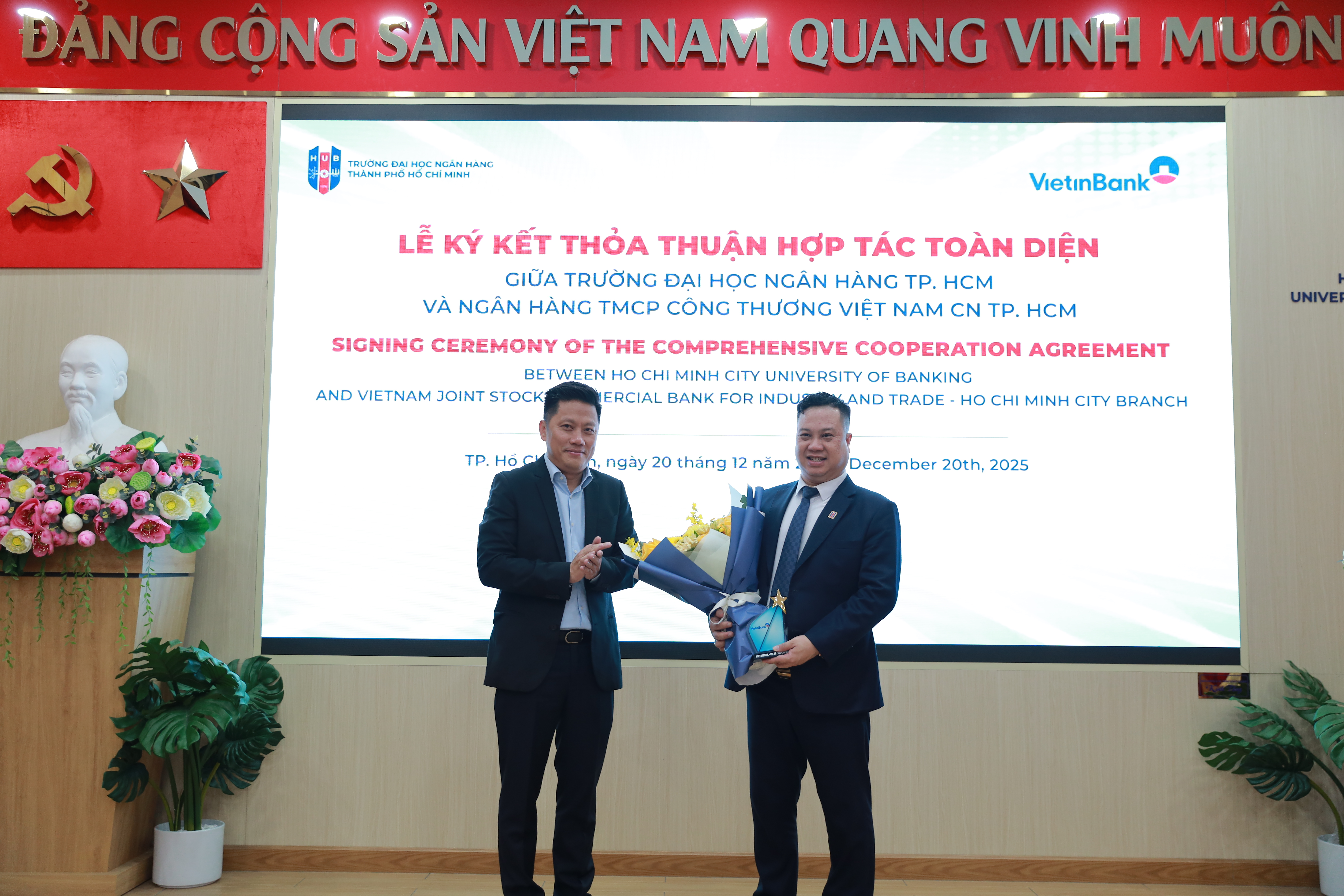 Đại diện HUB nhận hoa và quà lưu niệm từ Vietinbank