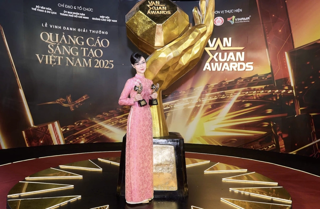 Bà Đặng Hà Thanh, Giám đốc ban Sản phẩm và Marketing, đại diện MB nhận cú đúp giải thưởng. Ảnh: MB