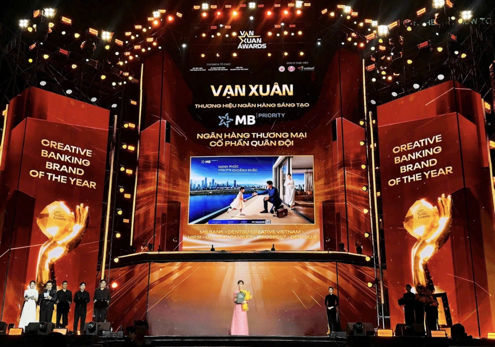 Đại diện MB nhận giải thưởng tại Vạn Xuân Awards 2025. Ảnh: MB