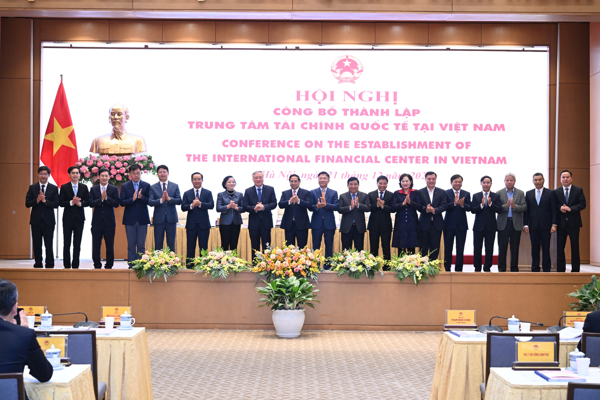 Ra mắt Hội đồng điều hành Trung tâm Tài chính Quốc tế tại Việt Nam gồm Chủ tịch Hội đồng là Phó Thủ tướng Thường trực Chính phủ Nguyễn Hòa Bình - Ảnh: VGP/Nhật Bắc