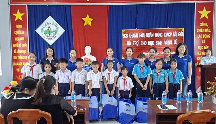 SCB tiếp sức đến trường cho học sinh vùng lũ