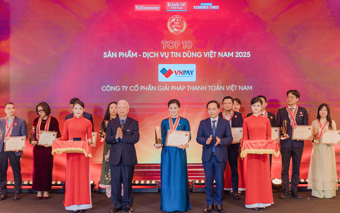 Đại diện VNPAY, Bà Tống Thị Hoài Hương - Phó Tổng Giám đốc VNPAY lên nhận giải