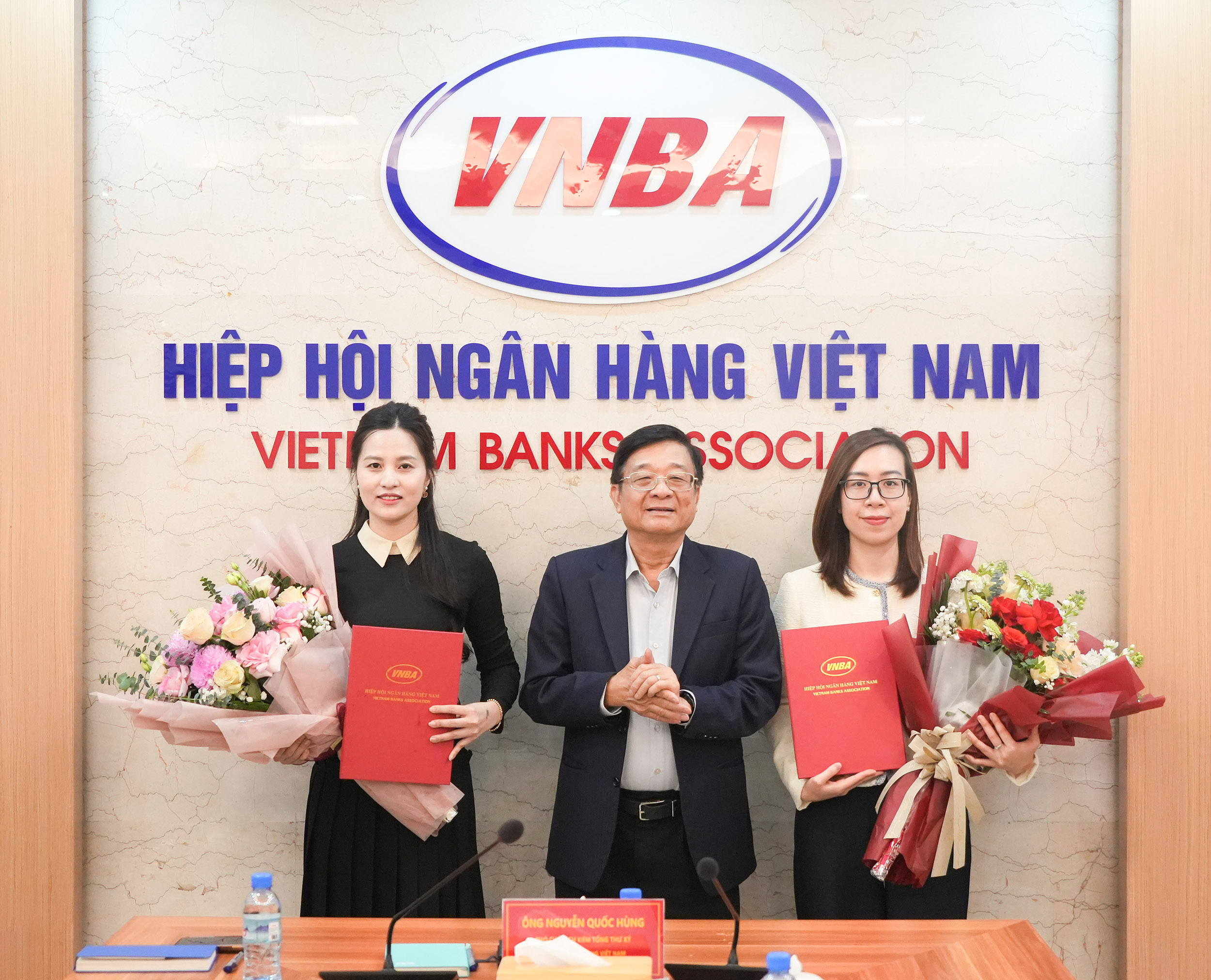 TS Nguyễn Quốc Hùng trao quyết định bổ nhiệm cho hai cán bộ Cơ quan Thường Trực