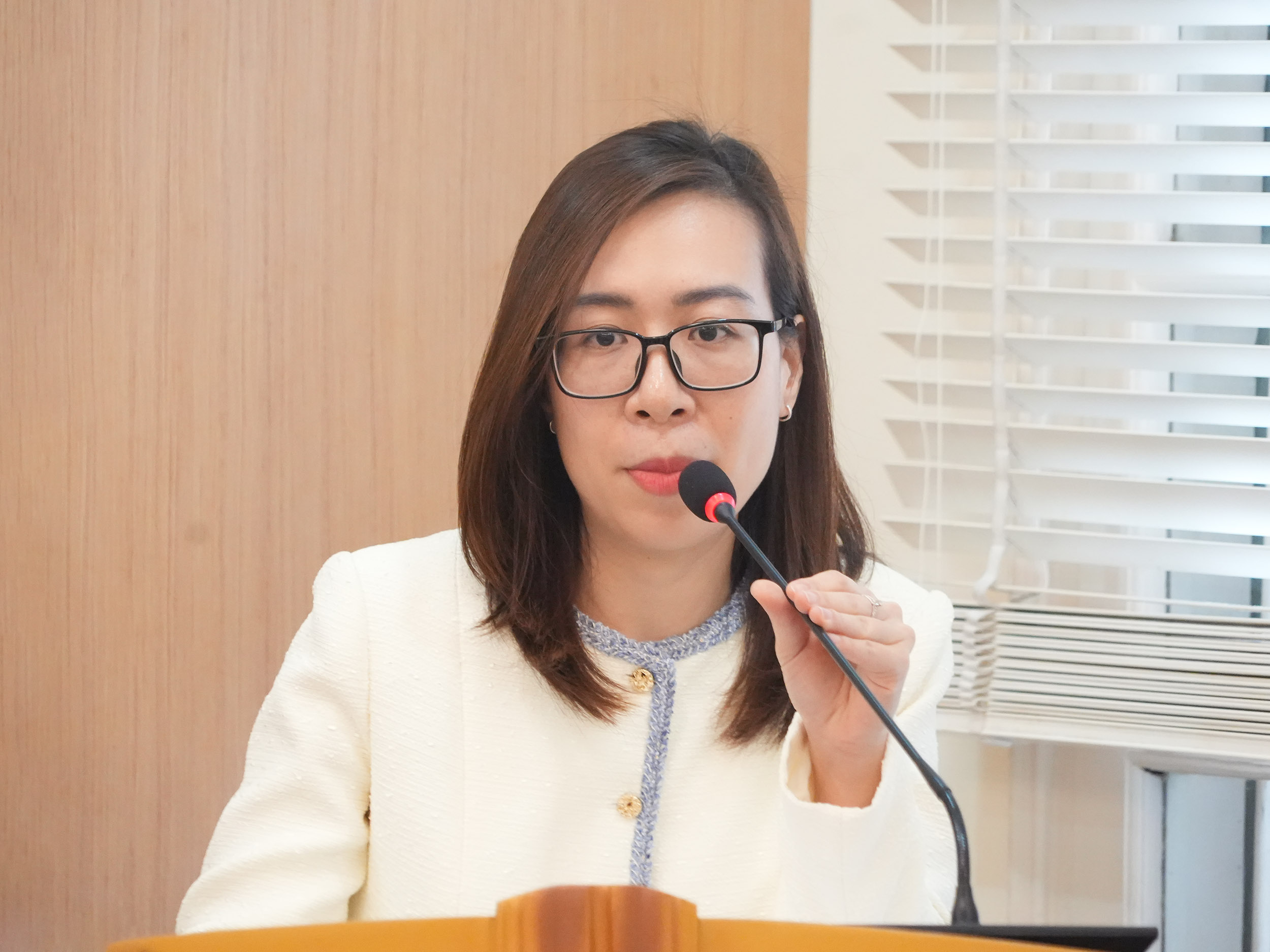 Bà Vũ Hà Huyền - Phó Giám đốc Trung Tâm đào tạo phát biểu tại buổi lễ