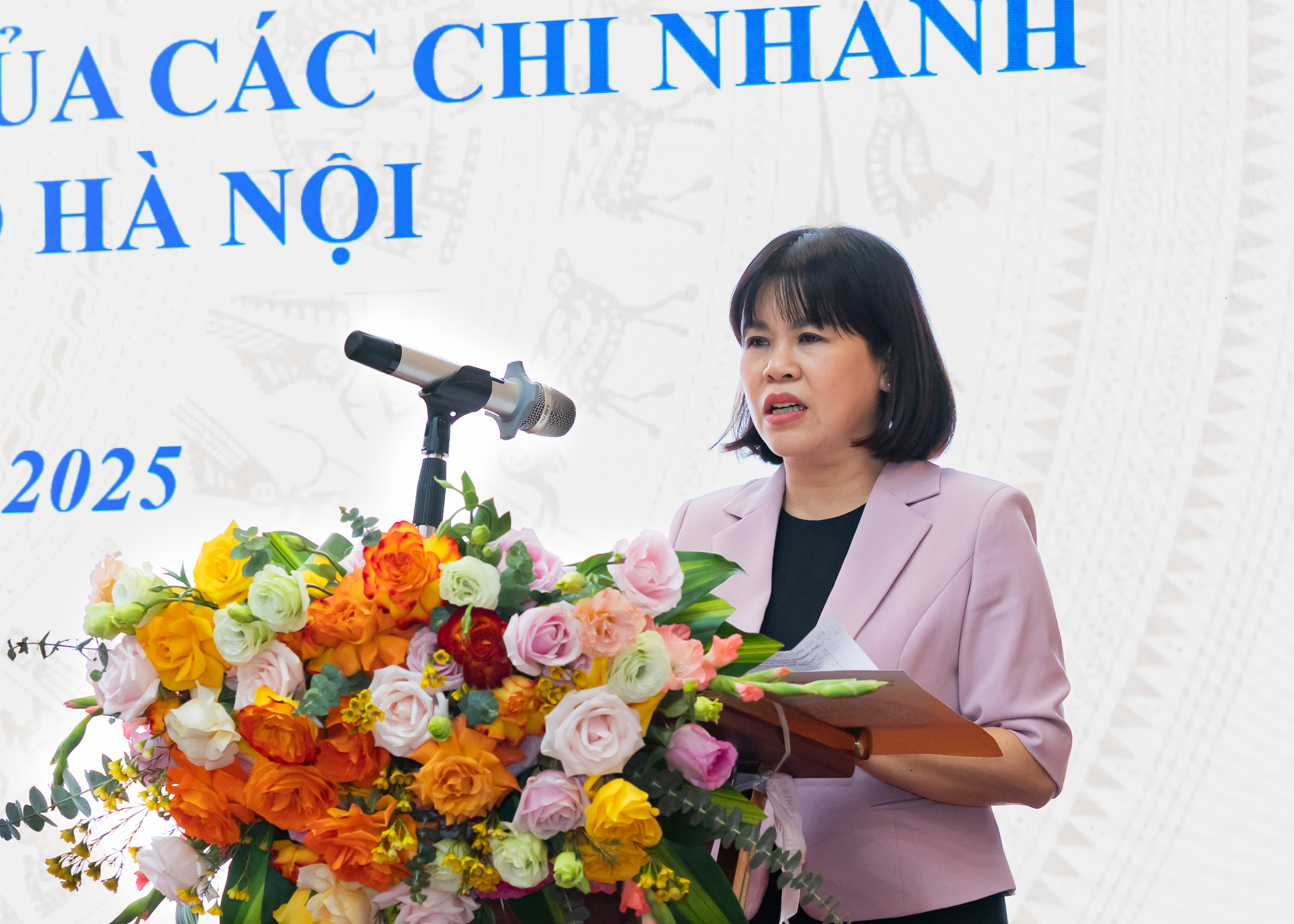 Giám đốc NHNN Chi nhánh Khu vực I Nguyễn Thị Hòa dự và chỉ đạo chương trình làm việc