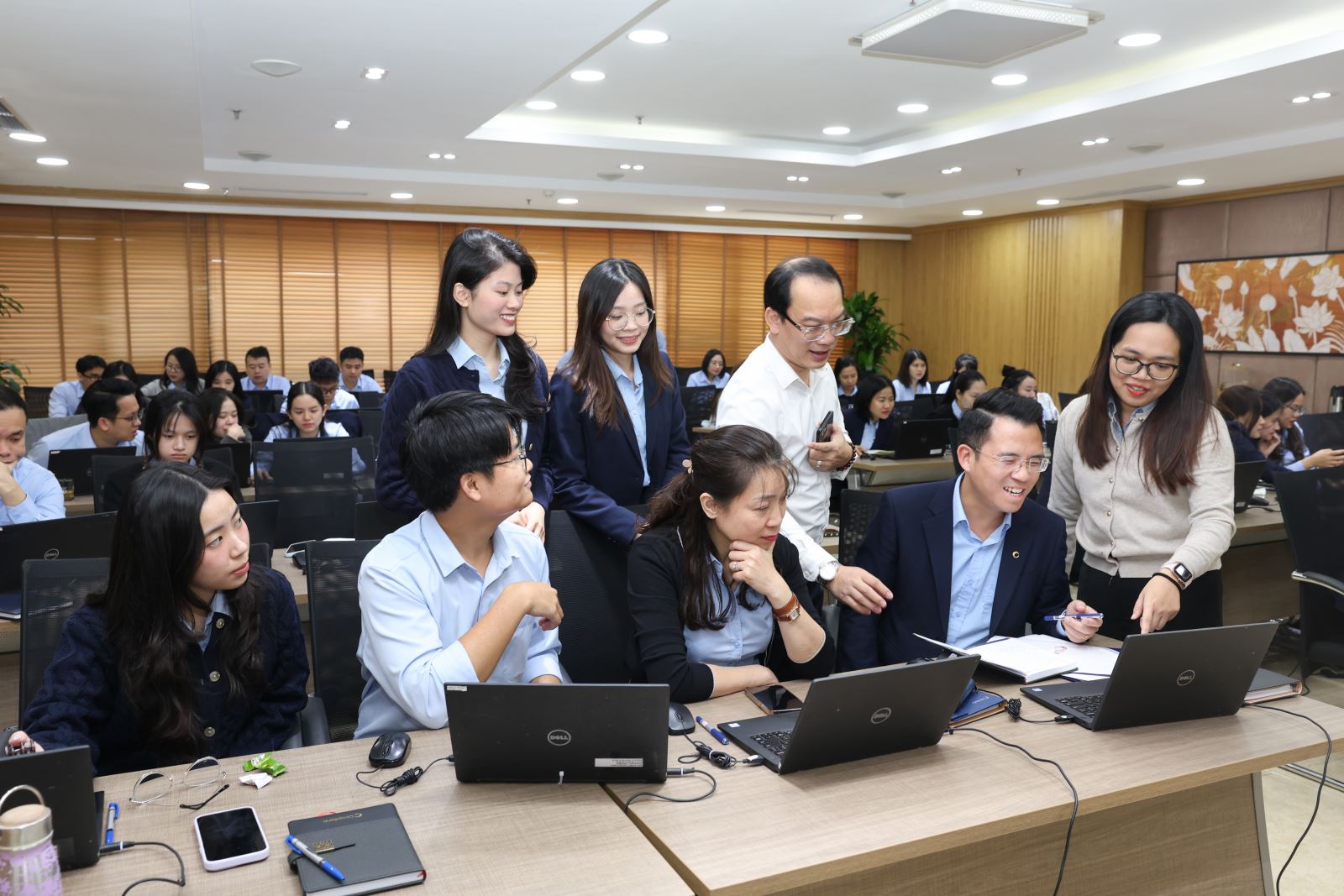 Các học viên đang trao đổi, thảo luận sôi nổi về chủ đề chuyển đổi số và ứng dụng AI trong hoạt động xử lý thông tin