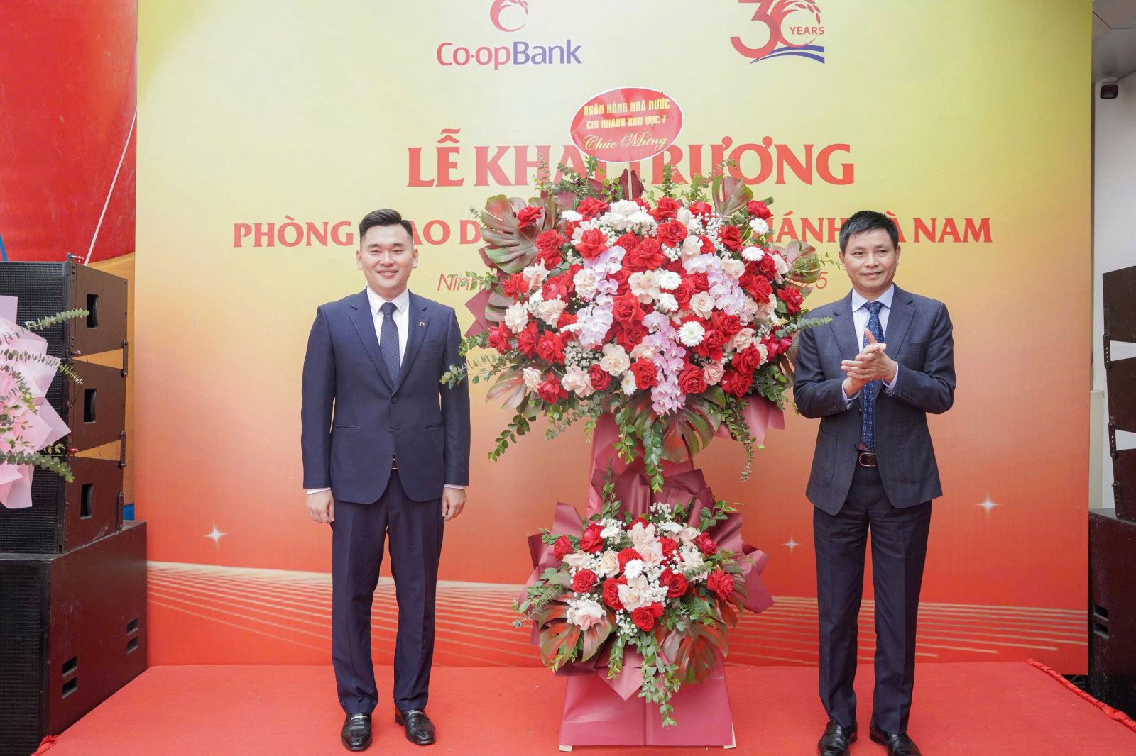 Ông Ngô Lam Sơn - Phó Giám đốc NHNN Khu vực 7 chúc mừng Co-opBank chi nhánh Hà Nam tại Lễ Khai trương PGD số 1