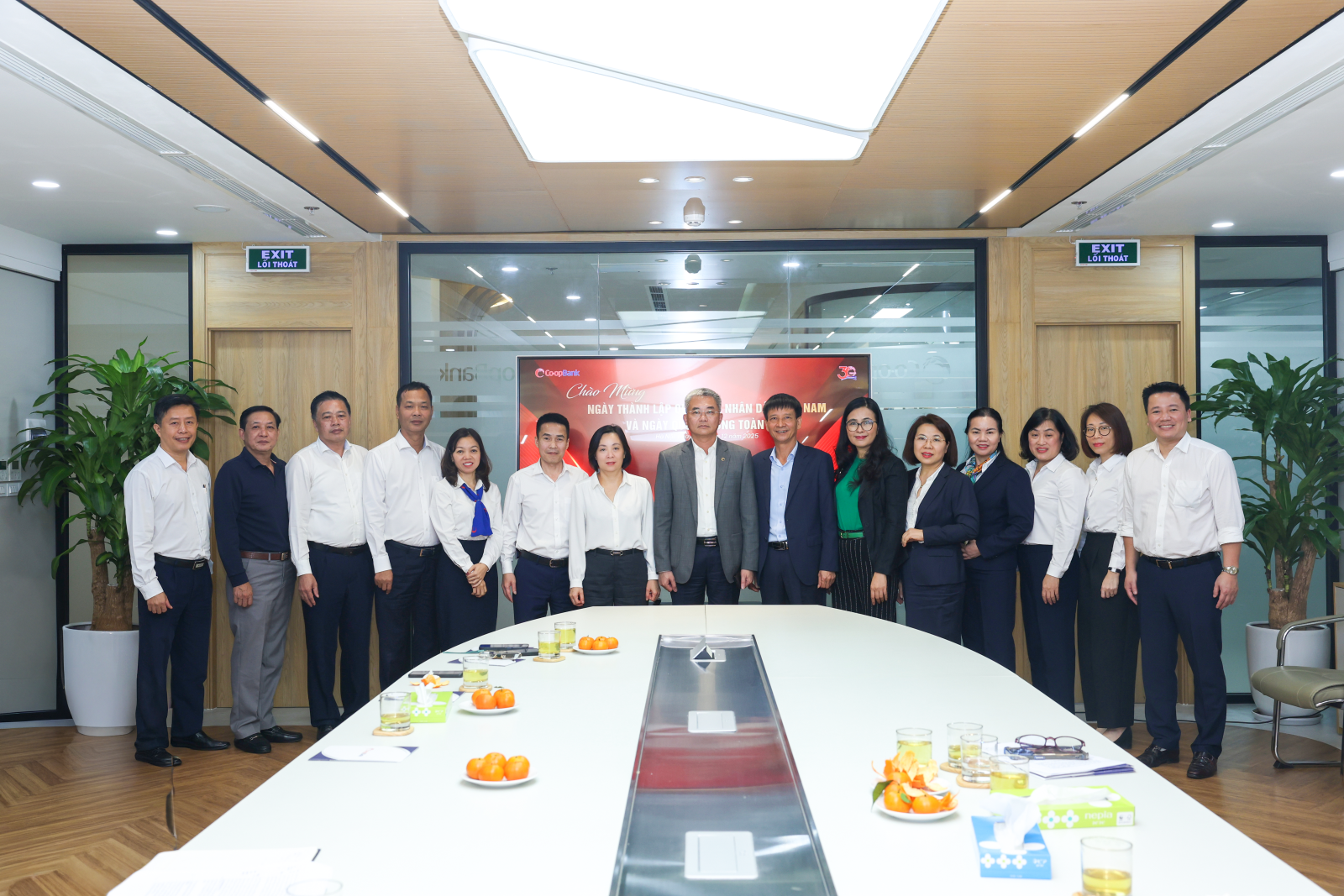 Tập thể Ban lãnh đạo Co-opBank chụp ảnh cùng các cựu quân nhân đang công tác tại trụ sở chính Co-opBank.