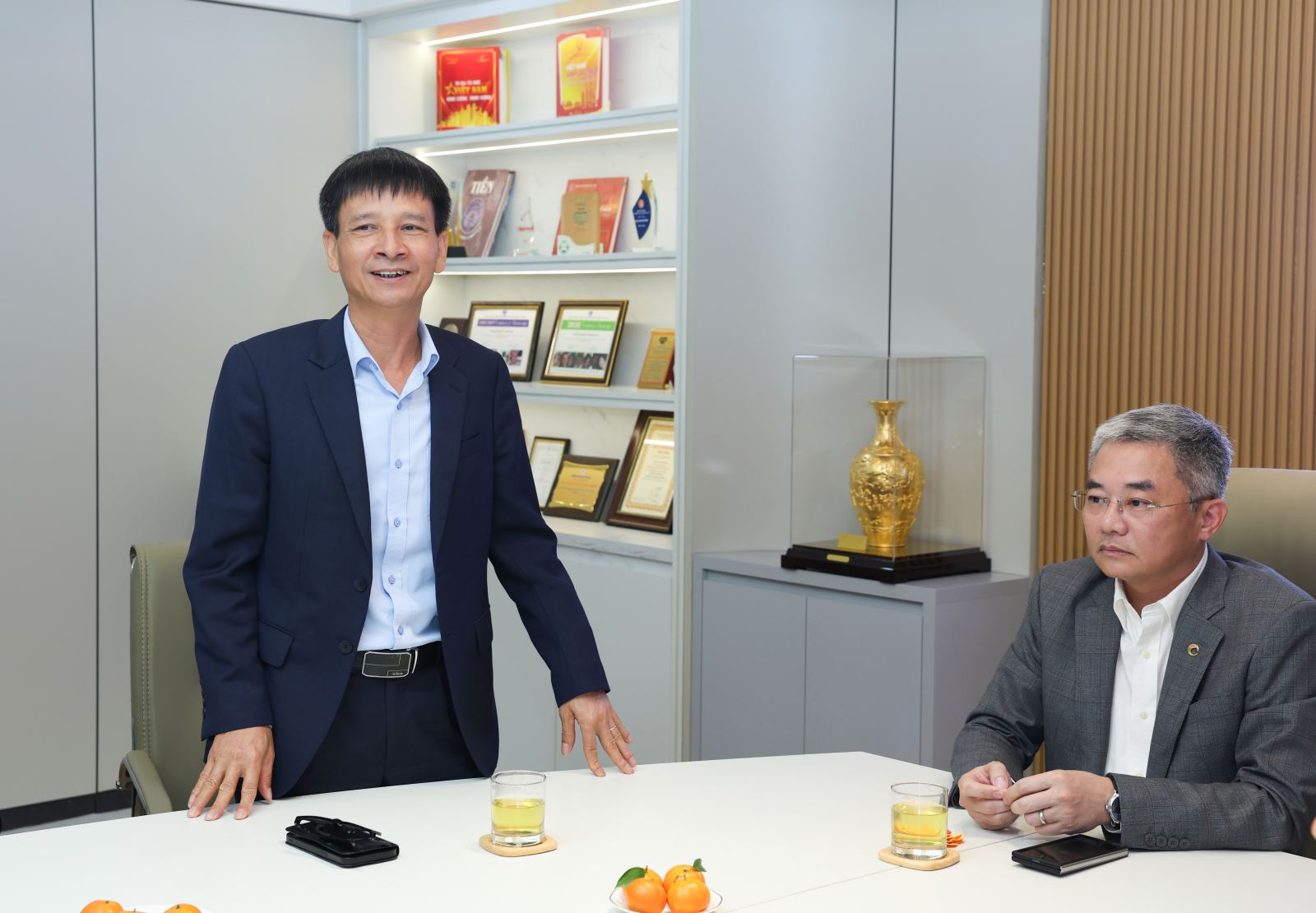 Đồng chí Khuất Duy Tuấn - Thành viên Hội đồng quản trị thay mặt các cựu quân nhân chia sẻ tại buổi gặp mặt.