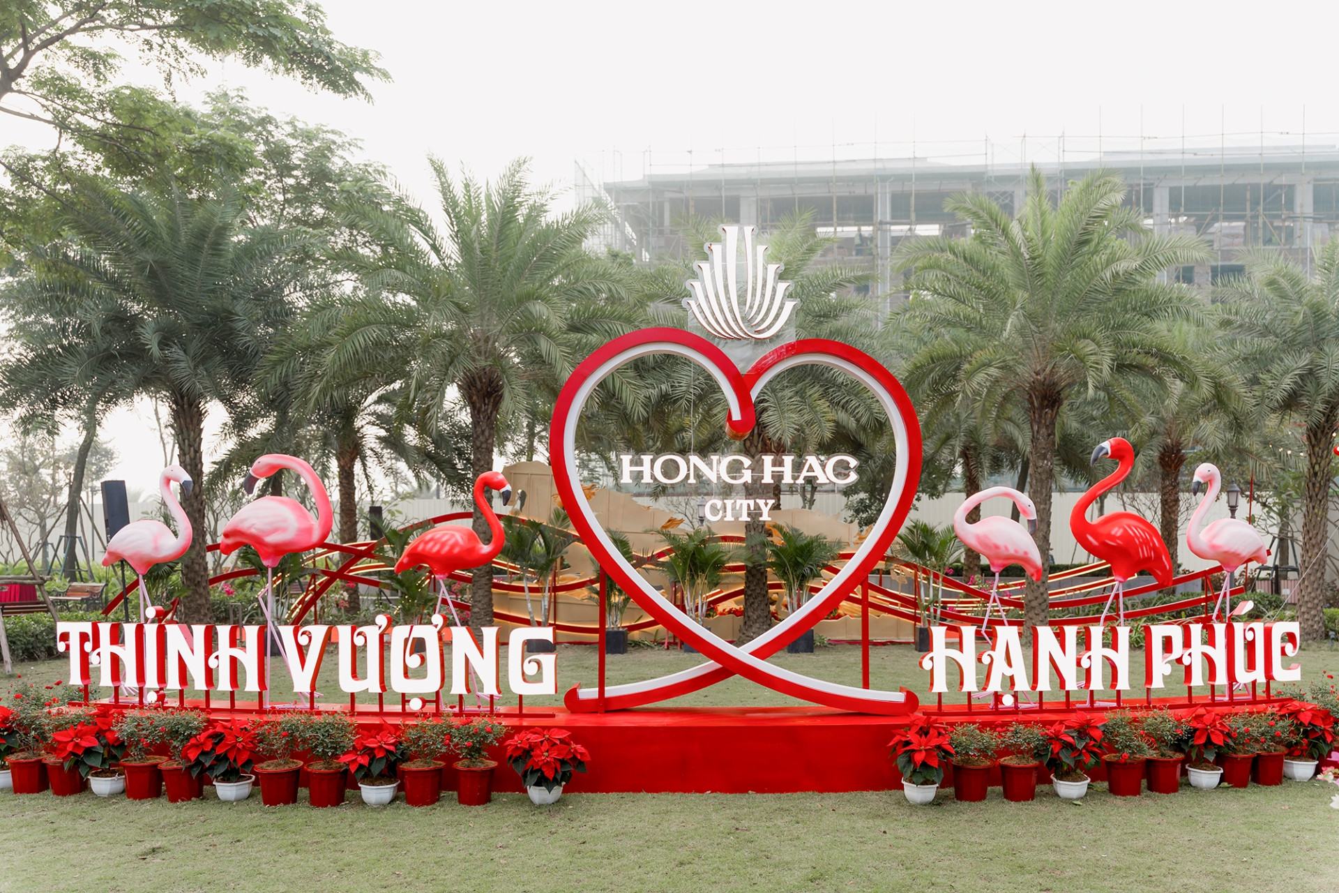 Nhiều cụm tiểu cảnh chào đón năm mới như: Phi mã tiến vinh, Hồng Hạc hạnh phúc, bộ số 2026… tại Hồng Hạc City đang thu hút người dân địa phương và các khu vực lân cận đến chụp hình, tham quan.