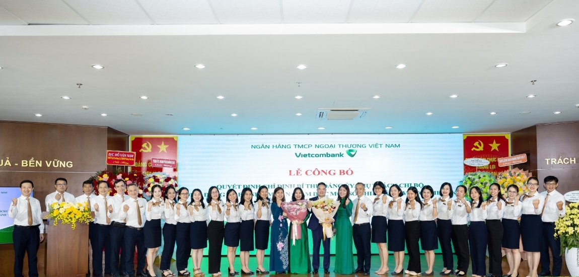 Tập thể cán bộ chủ chốt chụp ảnh lưu niệm cùng đ/c tân Bí thư Đảng ủy, Giám đốc Vietcombank Đồng Nai