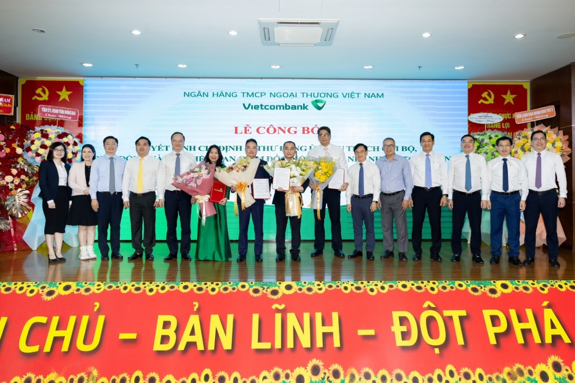 Đ/c Lê Quang Vinh - Phó Bí thư Đảng ủy, Thành viên HĐQT, Tổng Giám đốc Vietcombank cùng các đại biểu trao quyết định, chúc mừng và chụp ảnh với các nhân sự được bổ nhiệm