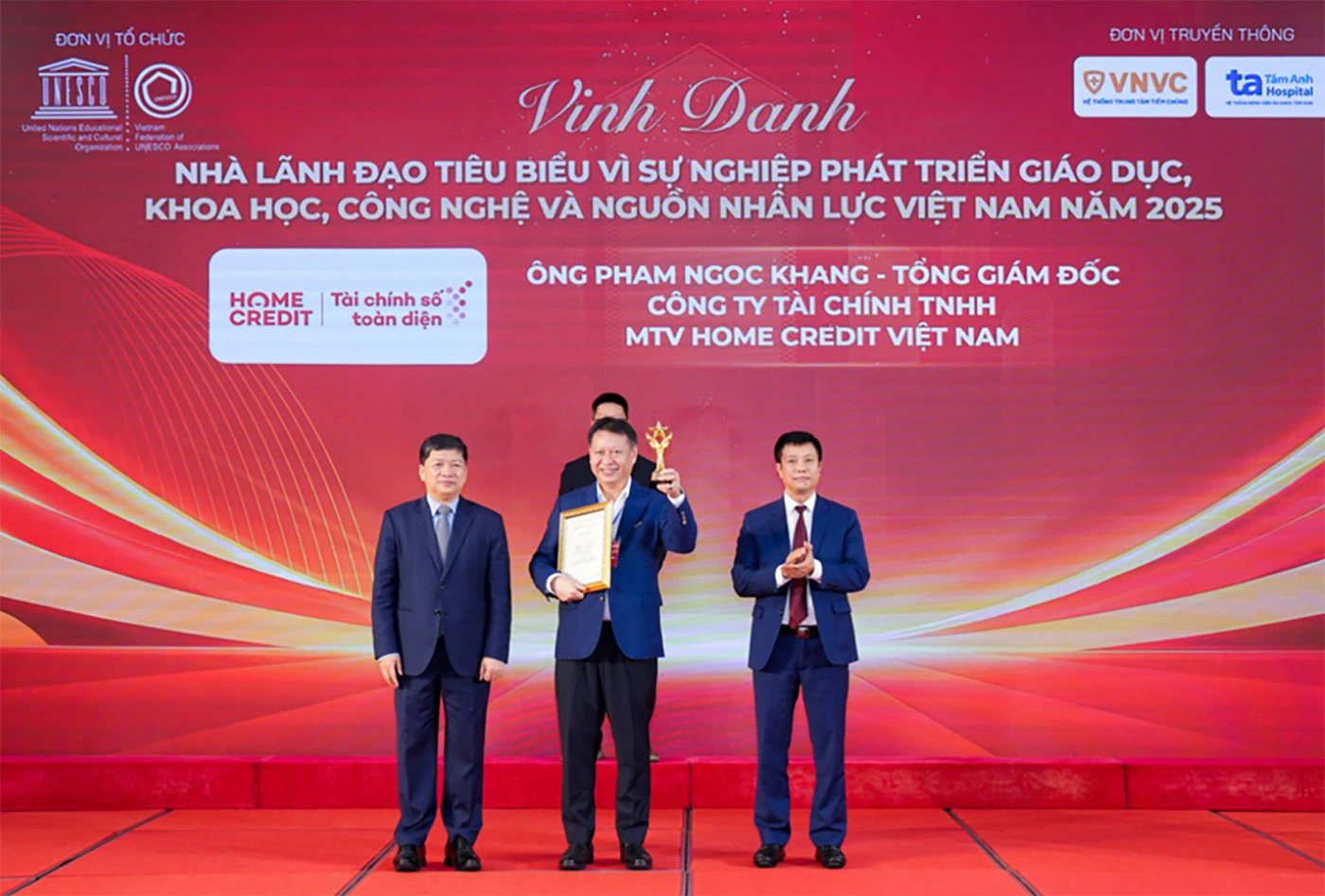 Ông Pham Ngoc Khang, Tổng giám đốc Home Credit Việt Nam nhận giải thưởng trên sân khấu