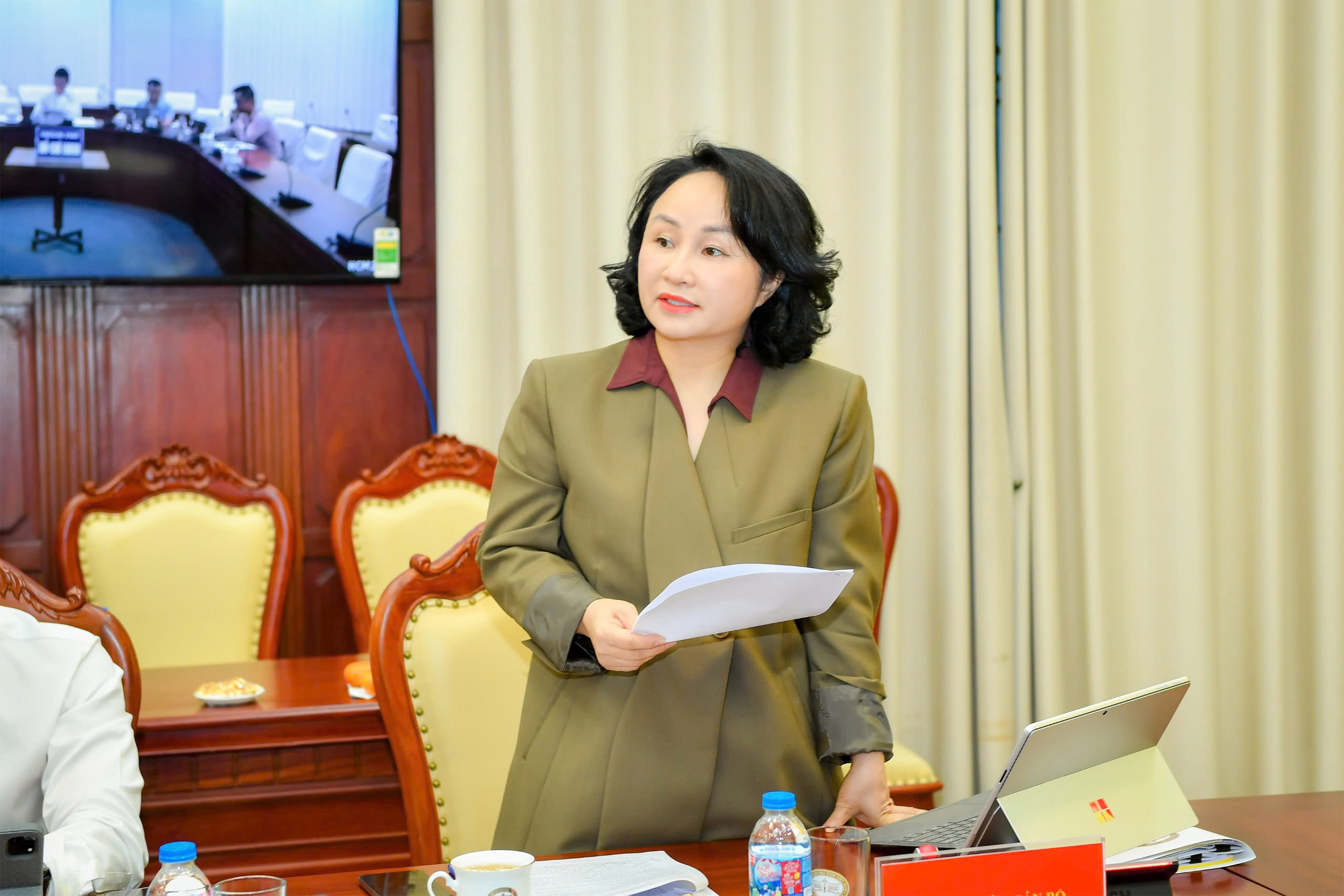 Bà Trần Thu Huyền - Vụ trưởng Vụ Tổ chức cán bộ phát biểu tại phiên họp