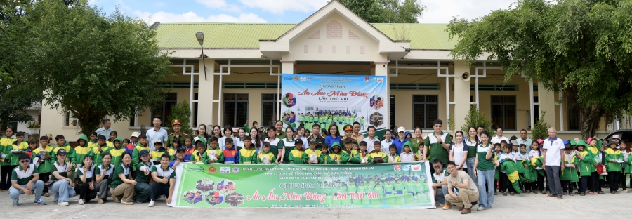 Đại diện Đoàn cơ sở Vietcombank Gia Lai, Chi đoàn cơ sở phòng Cảnh sát Quản lý Hành chính về Trật tự xã hội tỉnh Gia Lai trao phần quà chăn bông cho bà con tại xã Ia Tul, tỉnh Gia Lai