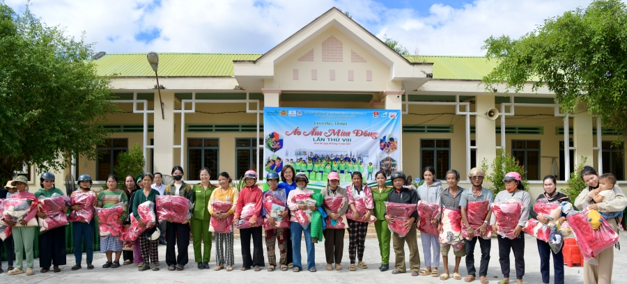 Đại diện Đoàn thanh niên phòng Cảnh sát giao thông tỉnh Gia Lai, Hội phụ nữ phòng Cảnh sát Quản lý hành chính về trật tự xã hội - Hội phụ nữ phòng Cảnh sát giao thông tỉnh Gia Lai, Chi đoàn thành niên công ty bảo hiểm PJICO Gia Lai và Chi đoàn thanh niên Bệnh viện quân y 211 chụp ảnh cùng các em học sinh có hoàn cảnh khó khăn được nhận quà trong chương trình