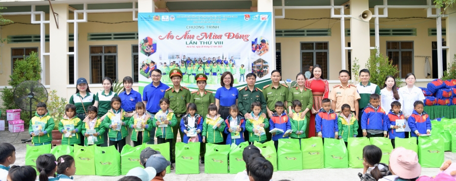 Bà Đinh Thị Mỹ Hạnh - Bí thư Đoàn cơ sở Vietcombank Gia Lai (thứ 7 từ trái sang, hàng trên); bà Đinh Thị Thu Hiền - đại diện Hội phụ nữ Cảnh sát Quản lý hành chính về trật tự xã hội (thứ 7 từ trái sang, hàng trên); ông Trần Đức Thịnh - đại diện Chi đoàn cơ sở phòng Cảnh sát giao thông tỉnh Gia Lai (thứ tư từ phải sang, hàng trên) cùng đại diện bệnh viện quân y 211 trao áo ấm và phần quà nhu yếu phẩm cho các em học sinh có hoàn cảnh khó khăn tại tiểu học & trung học cơ sở Kpă Klơng, xã Ia Tul, tỉnh Gia Lai