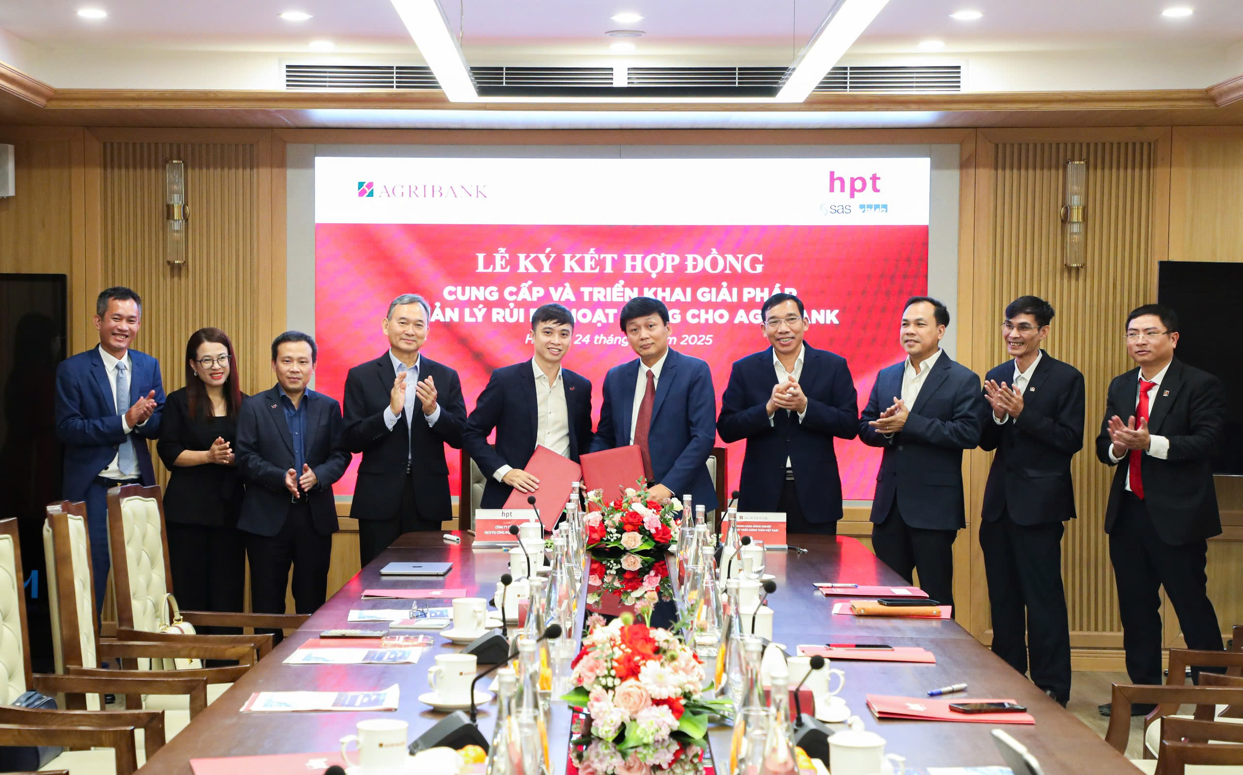 Đại diện Agribank và Công ty Cổ phần Dịch vụ Công nghệ Tin học HPT ký kết hợp đồng “Cung cấp và triển khai giải pháp quản lý rủi ro hoạt động cho Agribank”