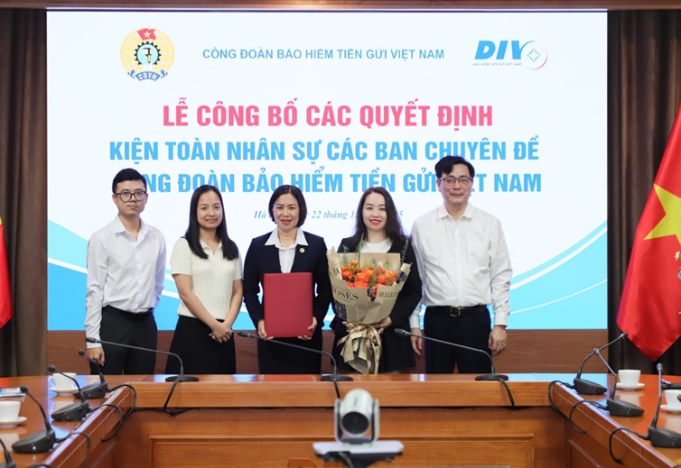 Thành viên Ban Tài chính nhận quyết định và chụp ảnh lưu niệm