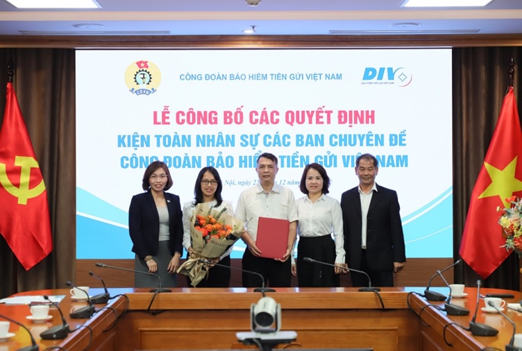 Thành viên Ban Quan hệ lao động nhận quyết định và chụp ảnh lưu niệm