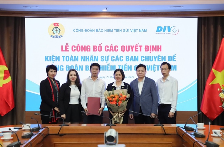 Thành viên Ban Công tác Công đoàn nhận quyết định và chụp ảnh lưu niệm