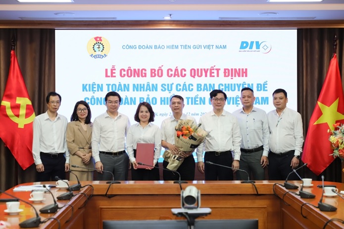Tổng Giám đốc BHTGVN Đặng Duy Cường tặng hoa chúc mừng BCH Công đoàn BHTGVN khoá VI, nhiệm kỳ 2025 - 2030