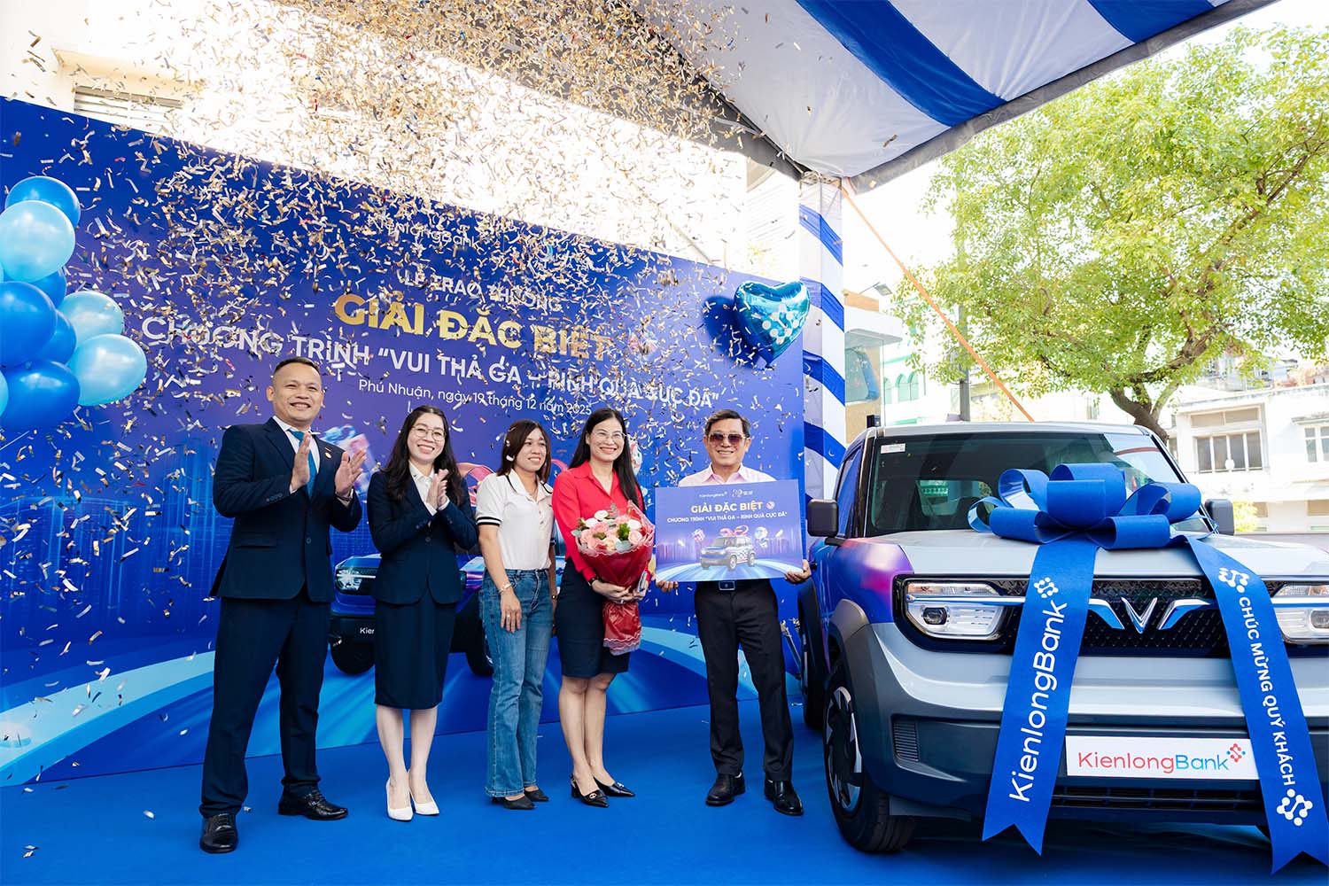 KienlongBank trao tặng xe ô tô điện VinFast VF3 cho khách hàng may mắn trong chương trình Megasale 30 năm